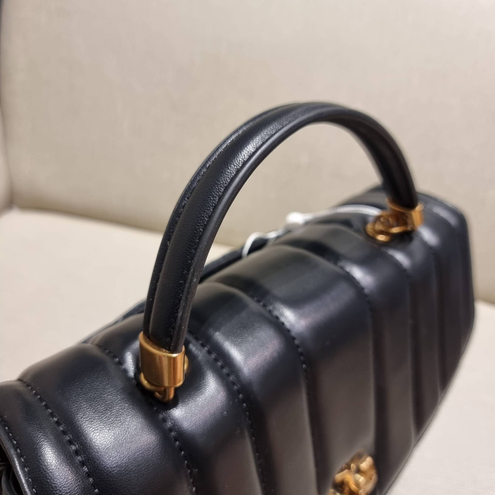 TORY BURCH KIRA QUILTED LARGE SATCHEL ใบใหญ่กับคอลที่ปังไม่ไหว พร้อมเสิร์ฟสีคลาสสิค กระเป๋าถือ/สะพาย ทรงสวย ดูแพง ดูหรู!! หนังแท้ ดีไซน์บุนวม เส้นคมสวย วัสดุหนังแกะ สัมผัสดีงาม นิ่มมือ เปิด-ปิดด้วยอะไหล่บิดล็อค ภายในเป็นช่องโล่ง มีช่องซิป ใส่ของได้แน่นๆ ม