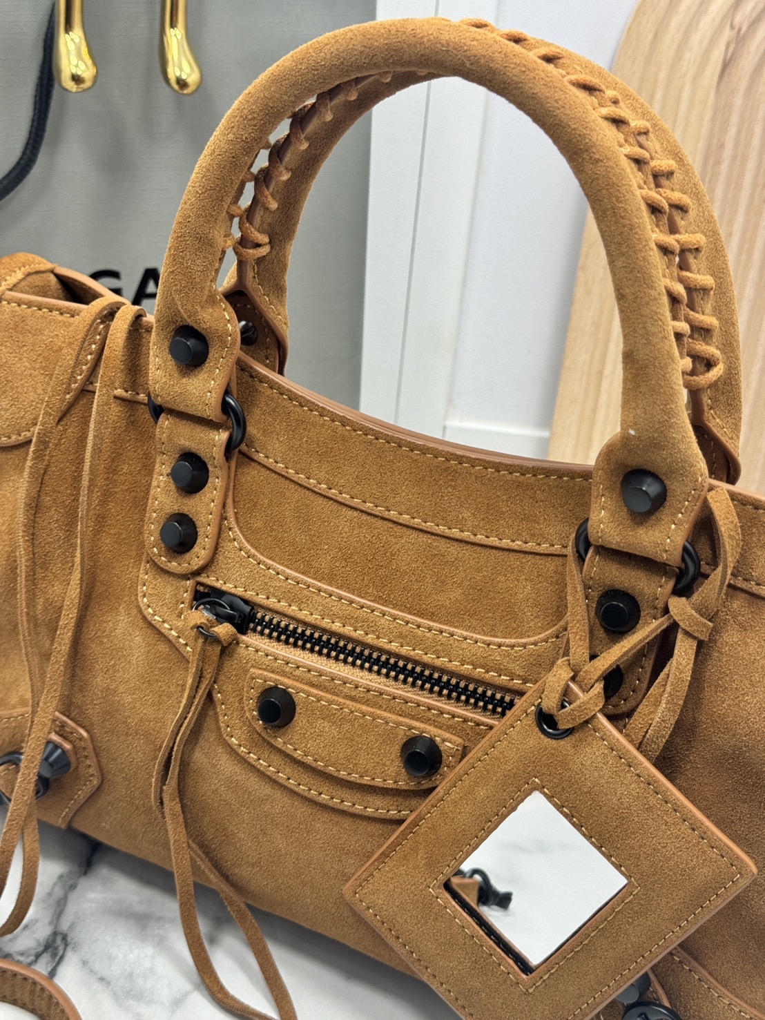 ORI หนังแท้ | Balenciaga Le City suede bag 30cm กระเป๋าถือ/สะพายข้างดีไซน์โดดเด่นสวยเท่ล้ำสมัย ใหม่ล่าสุดงานหนังกลับที่สุดแห่งความไอคอนิกไม่เหมือนใคร มีกิมมิคและลูกเล่นแพรวพราว