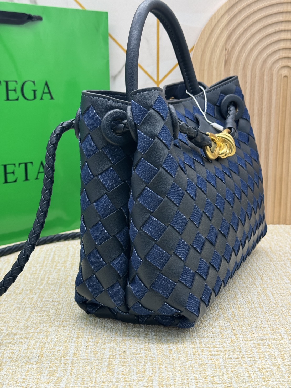 BOTTEGA Small Andiamo Denim Shoulder Bag 25cm / BOTTEGA Tote Bag กระเป๋าสะพายดีไซส์สาน วัสดุเดนิมคอตตอนรุ่นใหม่ สวยงามเป็นเอกลักษณ์ เกรดออริ 1:1 ใช้งานต่างประเทศได้