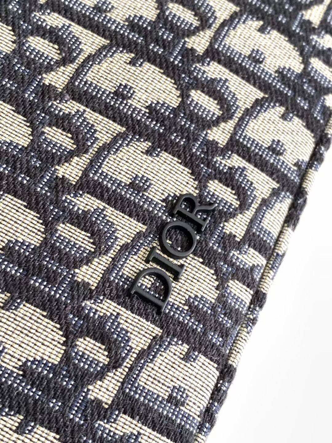 Dior Safari Square Oblique Messenger Bag / DIOR SAFARI MESSENGER OBLIQUE พร้อมส่ง กระเป๋าสะพายทรงแมสเซ็นเจอร์ ที่หนุ่มๆไม่ควรพลาด สวยหรูหราเป็นเอกลักษณ์แบรนด์ **สินค้าเกรดท็อปออริจินอล 1:1 สลับแท้ เกรดดีสุด