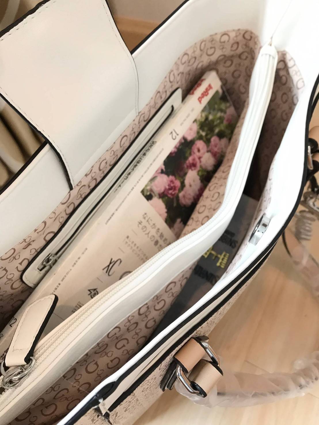 GUESS Factory Women's Diem Logo-Print Tote กระเป๋าถือหรือสะพายไหล่ ใบใหญ่ pu. เนื้อดี ลายแบรนด์ รอบใบ พร้อมพวงกุญแบรนด์ ภายในแบ่งช่องเป็นสัดส่วน จุได้เยอะ ใส่ A4 ได้ หูหิ้วสะพ่ยไหล่ได้ค่ะ