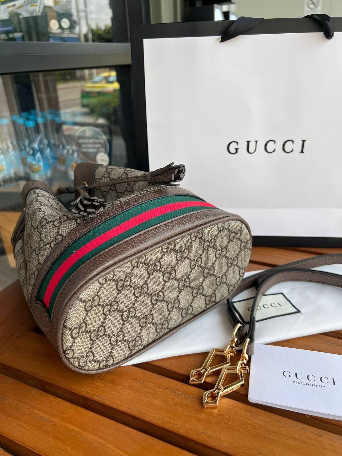 GUCCI Ophidia mini small GG bucket bag กระเป๋าถือหรือสะพายข้าง ขนาดเล็ก ทรงขนมจีบ วัสดุผ้าใบ+หนังแท้ พร้อมแถบลายทางสีเขียวและสีแดงด้านล่าง ด้านในโล่ง มี1ช่องเล็ก สายยาวถอดสายไม่ได้ ปรับระดับได้ ใบนี้เรียบหรูดูดีสุดๆไม่ควรพลาดค่า