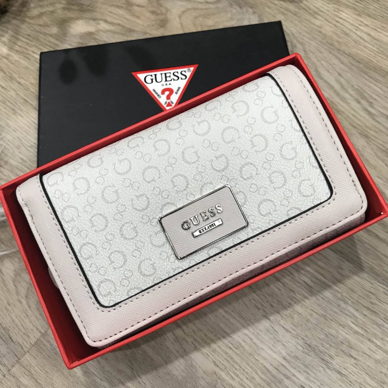 GUESS FACTORY WOMEN'S LONG WALLET 2018 กระเป๋าสตางค์พร้อมสายคล้องมือหนัง Saffiano ลาย Signature Brand สวยอยู่ทรงด้านหน้าประดับโลโก้แบรนด์สวยน่าใช้ ด้านหลังมีช่องใส่ของ ภายในมีช่องแบ่งหลายช่องเป็นสัดส่วน มีช่องใส่รูป ธนบัตร ช่องซิป ช่องใส่บัตร ใส่มือถ