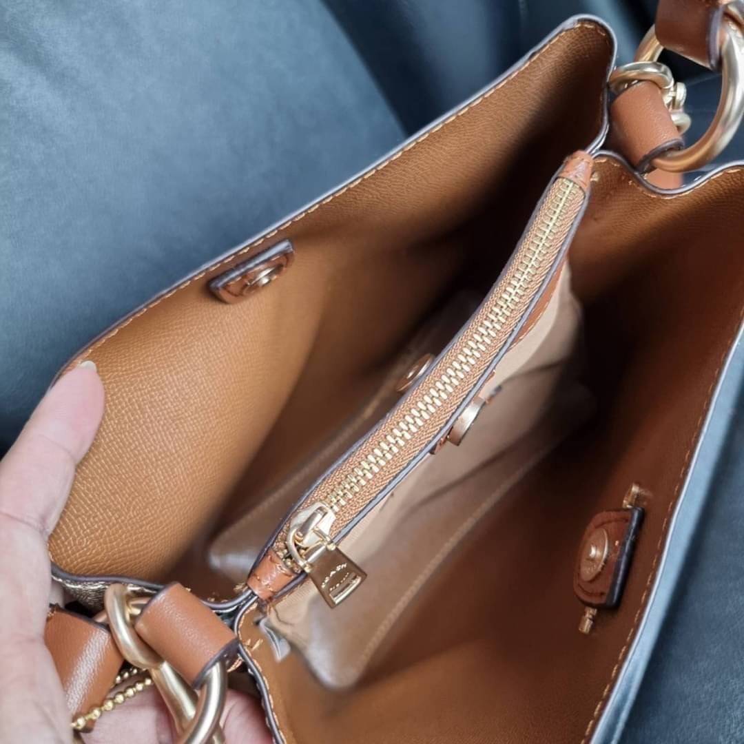 COACH 2312 SMALL TOWN BUCKET BAG IN SIGNATURE CANVAS รุ่นยอดนิยมใบเล็กมาครบสีแล้วจ้า กระเป๋าทรงบัคเก็ต สีผู้ดี๊ผู้ดี ตัวกระเป๋าดีไซน์คลาสสิคลายซี ดูโดดเด่น วัสดุหนังแคนวาสเคลือบลาย สวยคมทุกมุมจริงๆ!! เปิด-ปิดด้วยกระดุมแม่เหล็กทั้ง 2 ฝั่ง ภายในเป็นช่องโล่ง