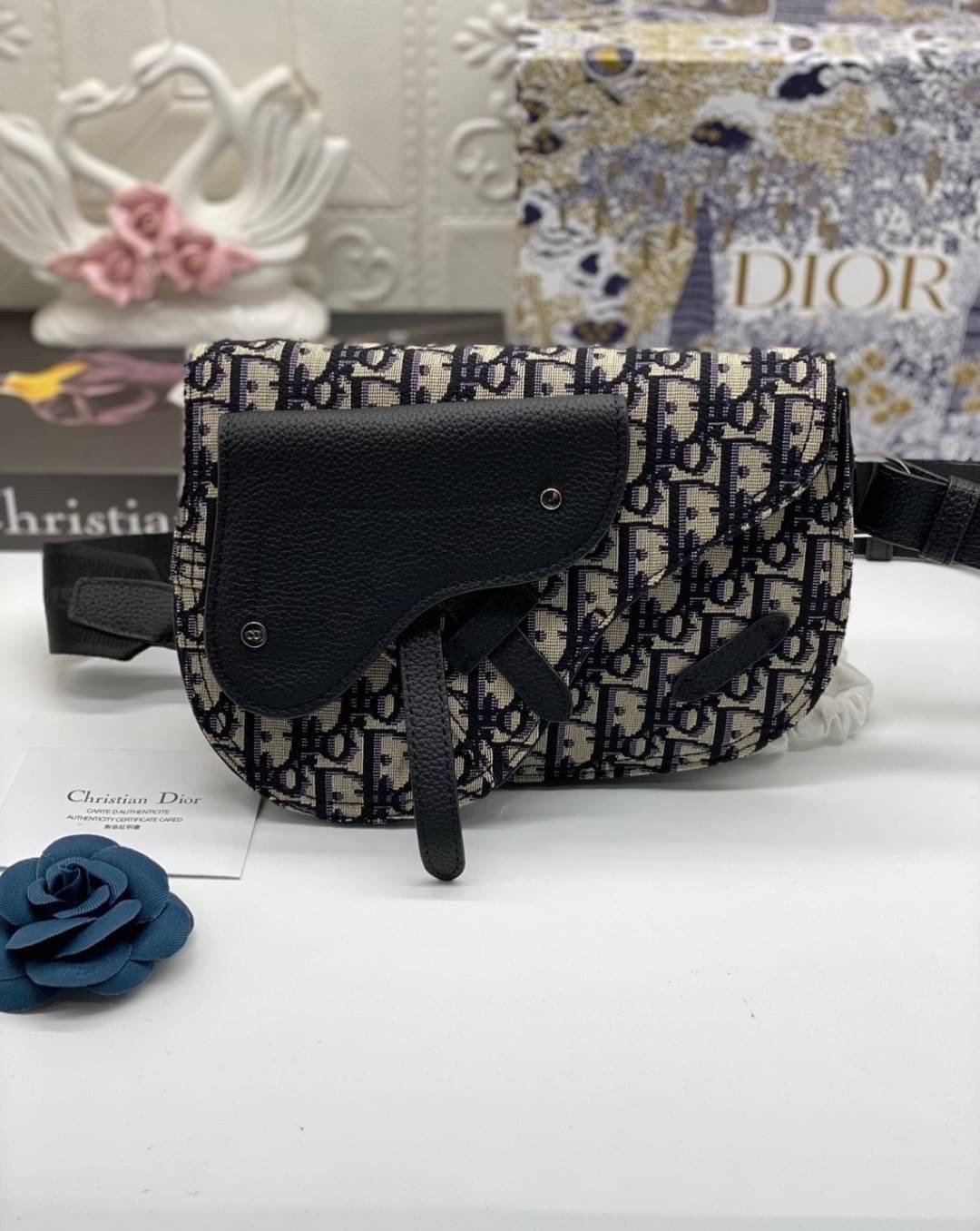 DIOR SADDLE Pouch Beige And Black Canvas and Leather Messenger Bag DIOR Chest Bag พร้อมส่งที่ไทย ยังคงรักษาสไตล์ไว้ได้ เฉพาะสำหรับคุณที่จะติดตามเทรนด์อานม้ารุ่นที่สวยงามนี้ในผ้าใบเฉียงและหนัง สายสะพายไหล่แบบเส้นเดียวและด้านในบุด้วยผ้า กระเป๋าสะพายข้างหรือ