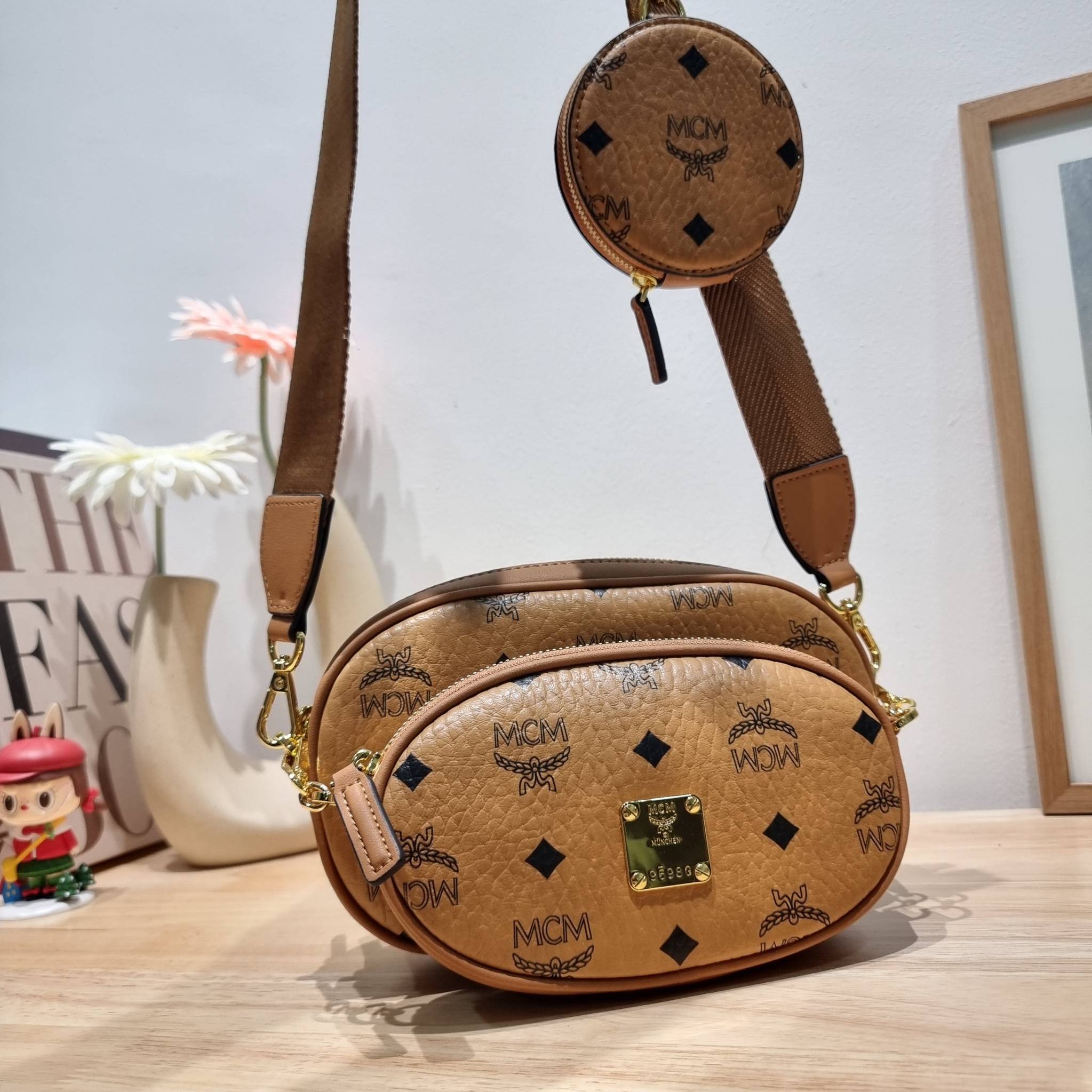 ORI | M.C.M ESSENTIAL MULTI POCHETTE BAG IN VISETOS กระเป๋าสะพายมัลติฟังก์ชั่น ดีไซน์กระเป๋าทรง pouch 3 ชิ้นสุดคุ้ม สามารถประกอบเข้าด้วย หรือแยกชิ้นใช้งานได้หมด ครบครันตอบโจทย์ทุกลุค