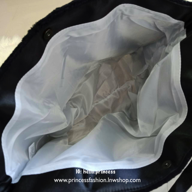 New Arrival !! CHANEL TOTE BAG กระเป๋าทรง SHOPPING BAG ใบใหญ่ ขนนิ้มนิ่ม จากงานพรีเมี่ยมกิ้ฟ ของแถมจากน้ำหอม จากแบรนด์ CHANEL เนื้อกระเป๋าทำจากขนเทียม ผิวสัมผัสฟูนิ่ม ตกแต่งด้วยผ้าไนลอนด้านท้ายวางได้กันน้ำ!! ปักโลโก้แบรนด์ ด้านในเปิดปิดด้วยกระดุม บุผ้าซับ