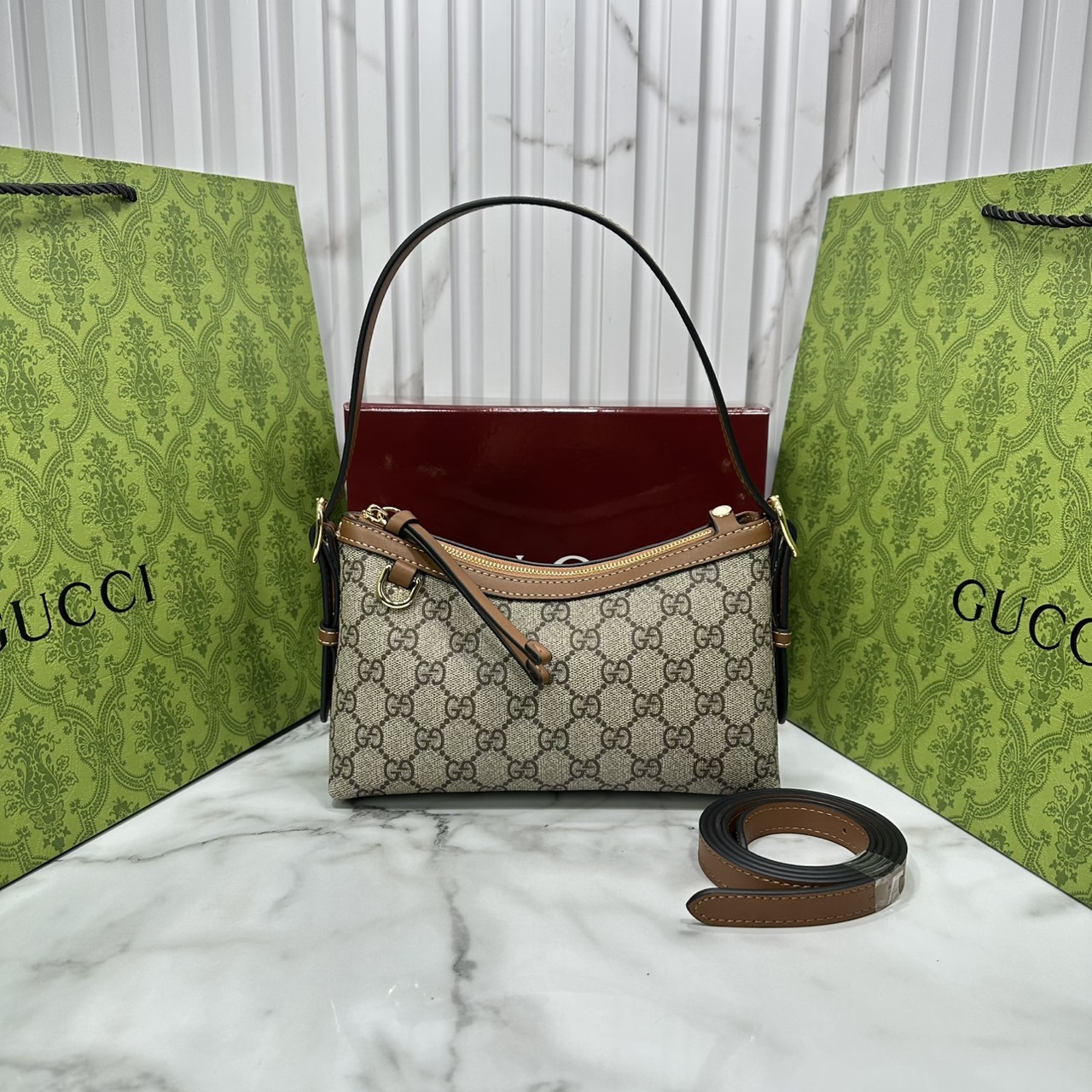 ORI หนังแท้ | Gucci GG Emblem small shoulder bag กระเป๋าสะพายทรงพอช ถือ/คล้องไหล่เก๋ๆหรือสะพายข้างได้ ทรงสวยคลาสสิค มีอะไหล่ห่วงสำหรับห้อยพวงกุญแจได้ เป็นไอเท็มต้องมีและยกเป็น everyday bag ได้เลย