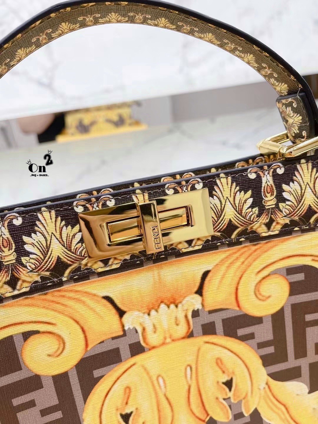 Fendi x Versace Peekaboo Bags / FF Fendace Gold Baroque FF Motif Peekaboo กระเป๋าสะพายสวยไฮโซ สุดฮิต ขนาดกำลังดีหนังลายกราฟฟิกมาใหม่ สวยหรูดูไฮโซมากค่ะ มาพร้อมสายสะพายยาวถอดออกถือได้