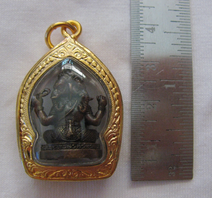 สินค้าหมดค่ะ องค์พระพิฆเณศปางตรีมุขคณปติแบบนั่ง(ประทานพรโชคลาภ มีอำนาจ)(คนเกิดวันอังคาร)เนื้อเม็ดมะขามเลี่ยมกรอบทองไมครอนลงยาพร้อมใบคาถาค่ะ