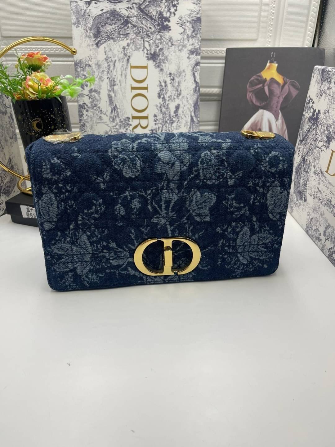 หนังแท้ Large Dior Caro Bag Blue Dior Flowers Cannage Denim กระเป๋าสะพายทรงกล่องเปิดหน้า งานหนังแท้และเดนิมแจ็กการ์ดอย่างดี แต่งอะไหล่CD ด้านหน้า มาพร้อมสายสะพายหนังสลับโซ่อะไหล่ทองหรูหรา สามารถปรับระดับได้ ถอดออกได้ ภายในโล่งกว้างจุของได้เยอะ ภาพสินค้าถ่