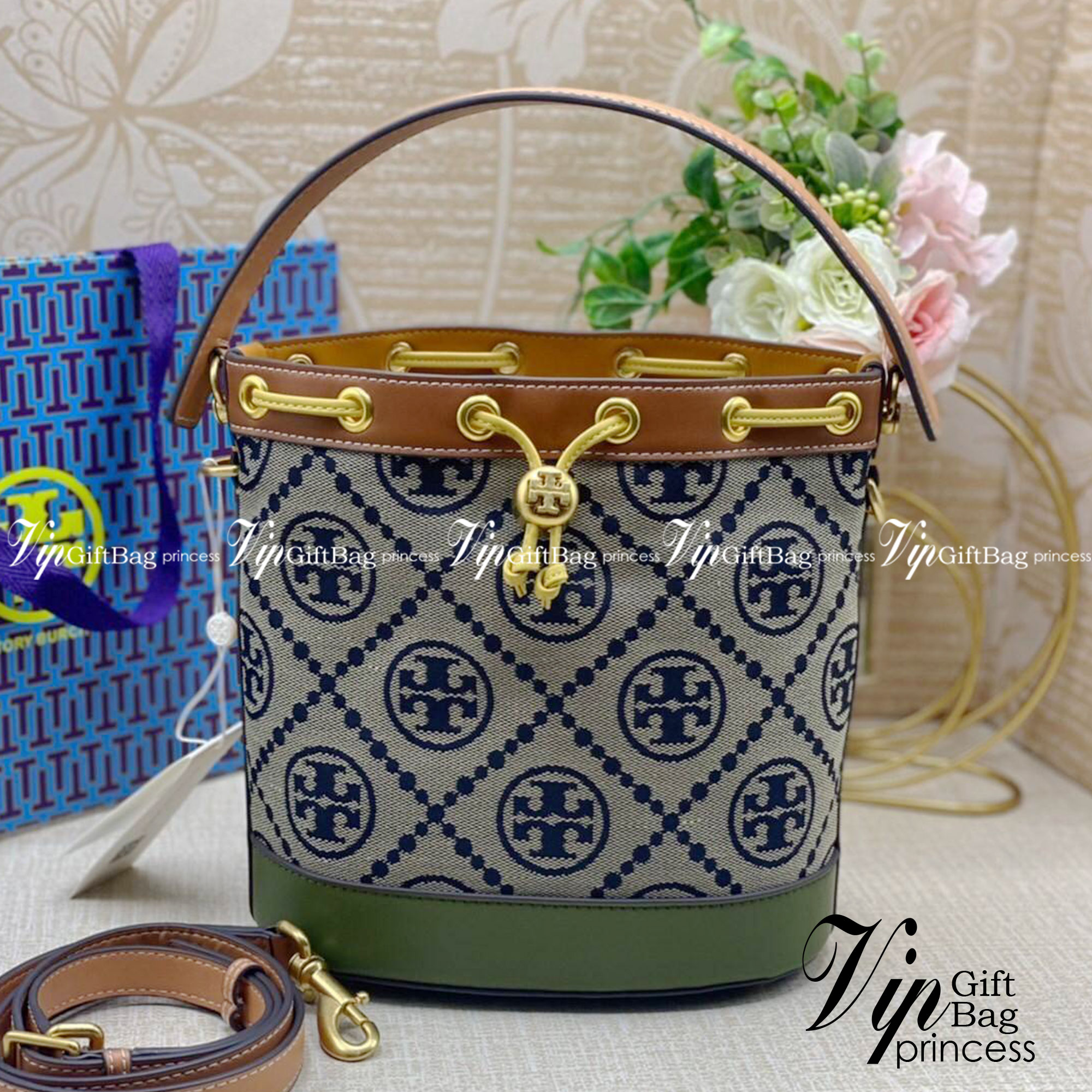 Tory Burch T Monogram Colorblock Bucket Bag กระเป๋าสะพาย ทรงบัคเกต รุ่นฮอต สไตล์ไหนเข้าได้ทุกลุค วัสดุ jacquard ตัดขอบหนังแท้ ภายในเป็นช่องโล่งกว้าง ใส่ของได้เยอะหยิบจับสะดวก มาพร้อมสายสะพายข้างหนังแท้ ถอดและปรับระดับได้สะพายชิวได้ทุกโอกาส