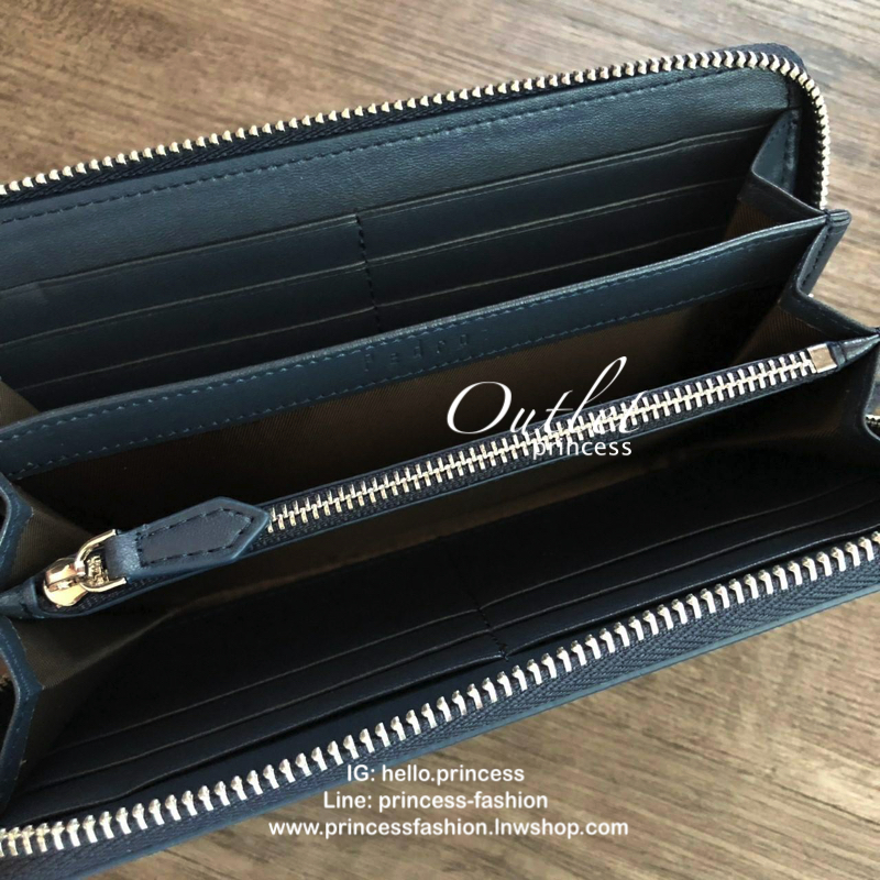 กระเป๋าสตางค์ใบยาว PEDRO เปิด - ปิดกระเป๋าด้วยซิปรอบ ด้านในมีช่องใส่บัตรหลายช่อง ช่องใส่ธนบัตรและช่องซิปใส่เหรียญ จะมอบเป็นของขวัญหรือใช้เองก็แนะนำเลยค่ะ