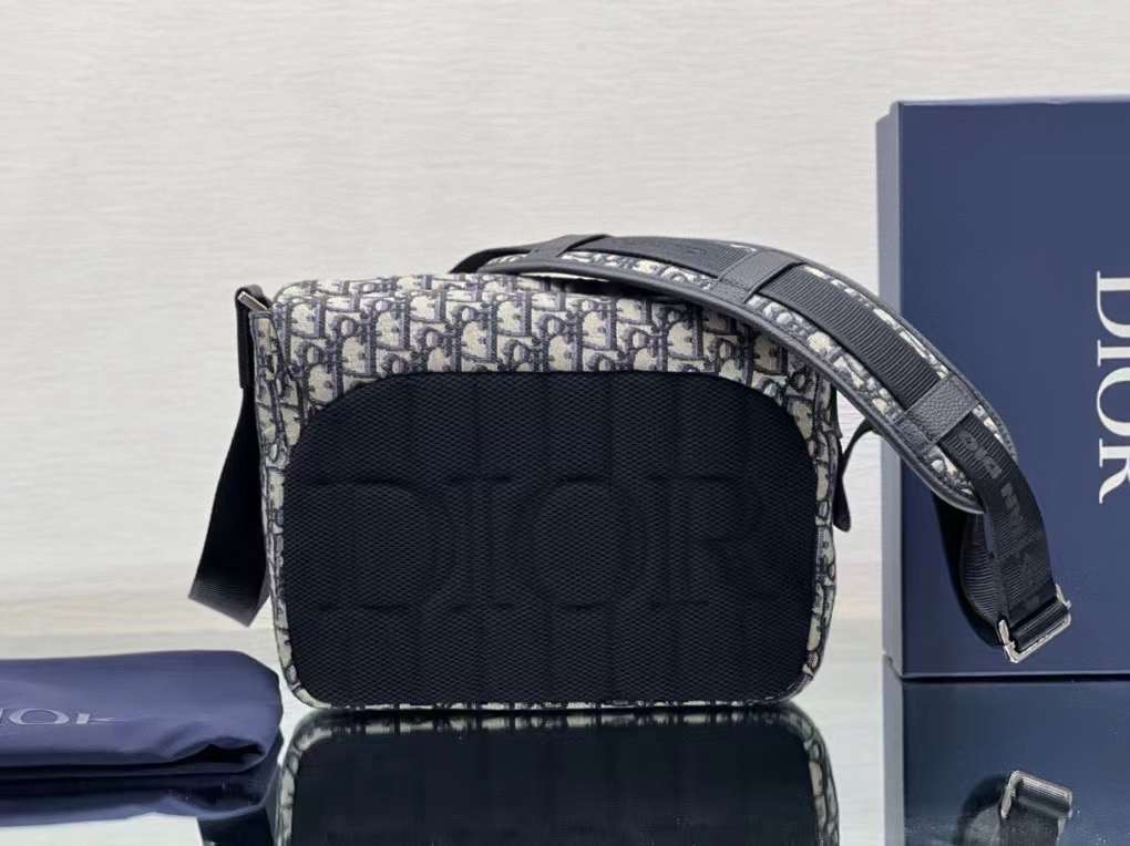 Dior Explorer Messenger Bag / Dior messenger bag / Beige and Black Dior Oblique Jacquard เกรดเทพออริจินอล หนังแท้ ภาพถ่ายจากสินค้าจริง ใช้งานต่างประเทศได้