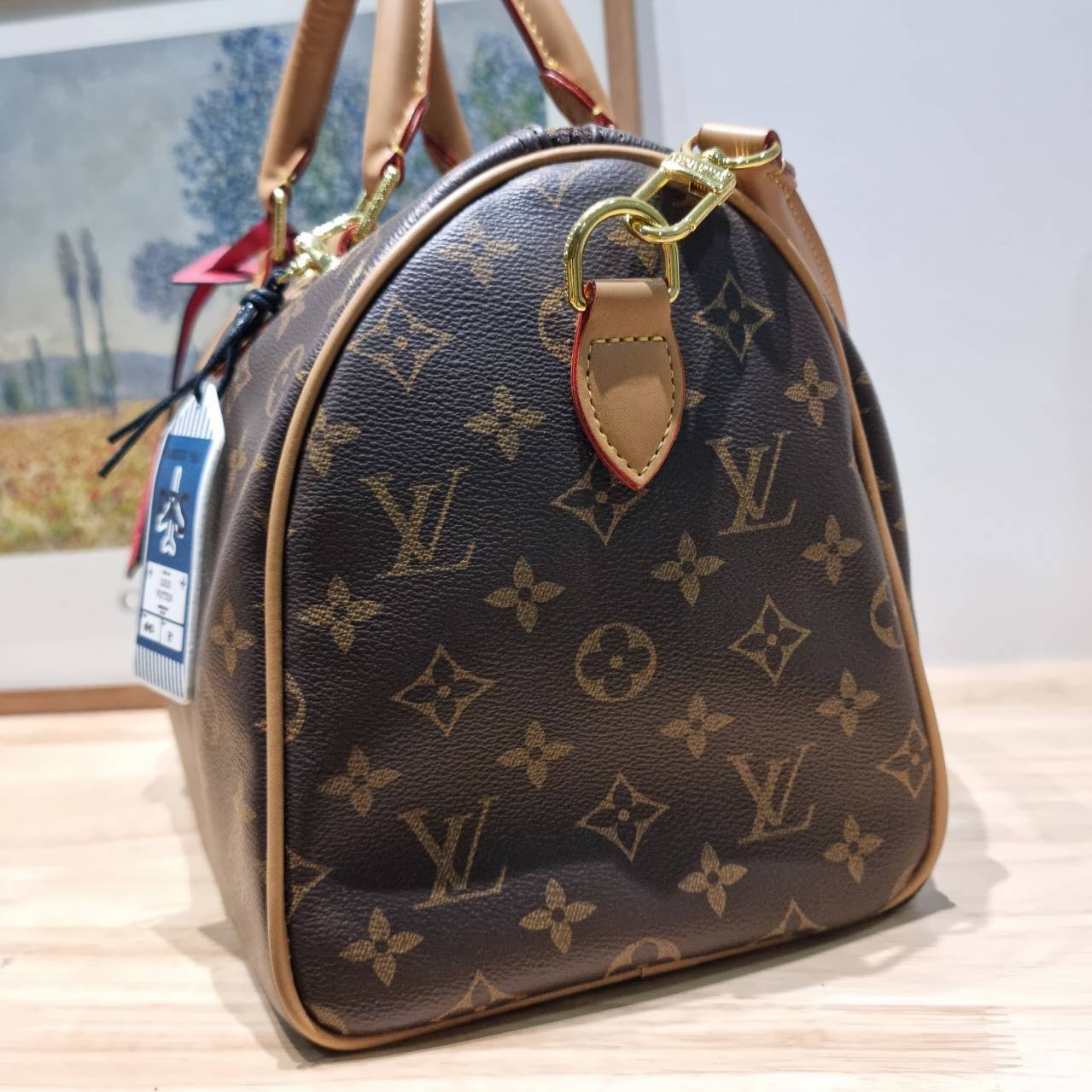 LV speedy soft 30 crafty bag กระเป๋าทรงหมอน รุ่นท็อปฮิต กับดีไซน์ใหม่ต้อนรับฤดูกาลท่องเที่ยว โดดเด่นด้วยการตกแต่งลายพิมพ์ซิกเนเจอร์ และป้ายแท็กหนังสุดเก๋