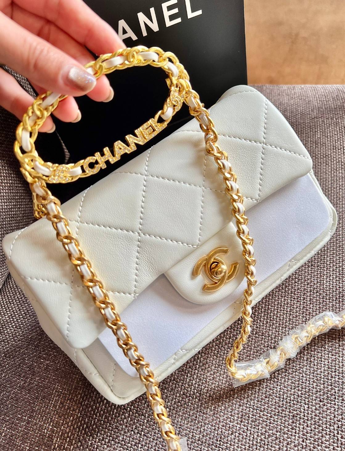 Chanel Small Flap Bag with Top Handle 8" /CHANEL CHAIN SHOULDER BAG กระเป๋าสะพายได้และหิ้วได้ หนังสวย เรียบ สัมผัสนุ่มมือ น่าใช้มากๆ