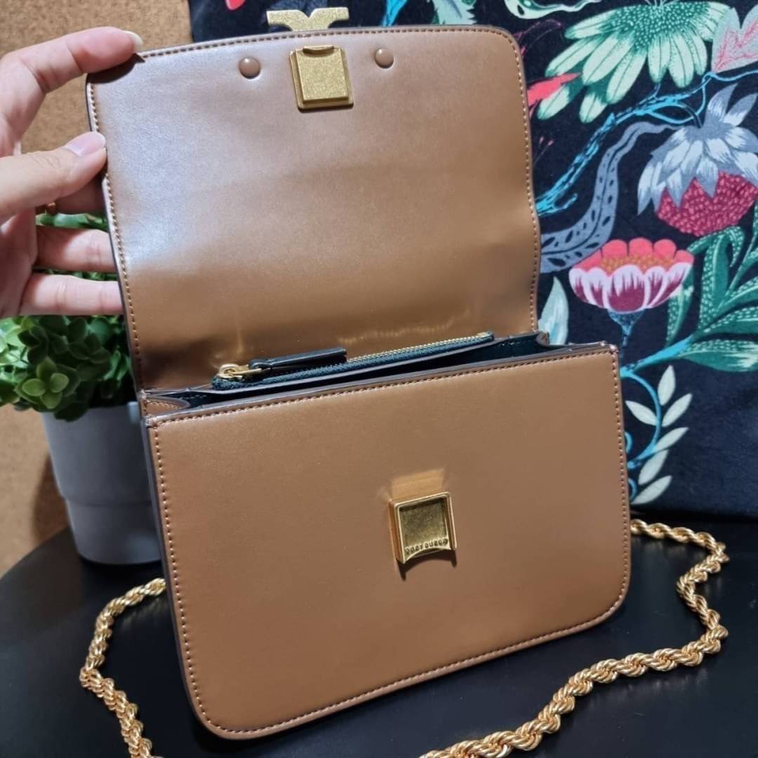 TORY BURCH ELEANOR SMALL CONVERTIBLE SHOULDER BAG ฮอตไอเท็ม รุ่นนี้ขายดีขายหมด สวยหรู คุณหนู ผู้ดี!! หายากมากแล้วน้า กระเป๋าสะพายข้าง ดีไซน์อยู่ทรง ขนาดกำลังสะดวกใช้สำหรับสาว วัสดุหนังแท้เต็มใบ สีทูโทน เปิด-ปิดด้วยแถบแม่เหล็ก ภายในแบ่งสัดส่วนได้เป็นอย่างด