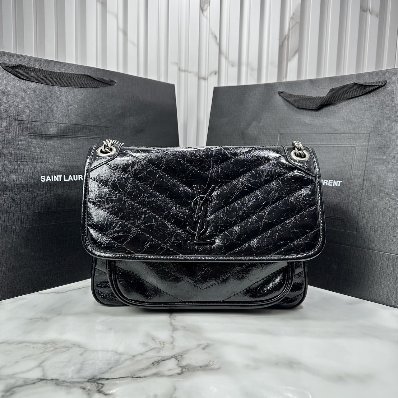 medium YSL Niki shoulder bag 11" กระเป๋าสะพายทรงคลาสสิค รุ่นยอดนิยมของแบรนด์ที่ใครๆก็ต้องมีใช้ ดีไซน์เรียบหรู