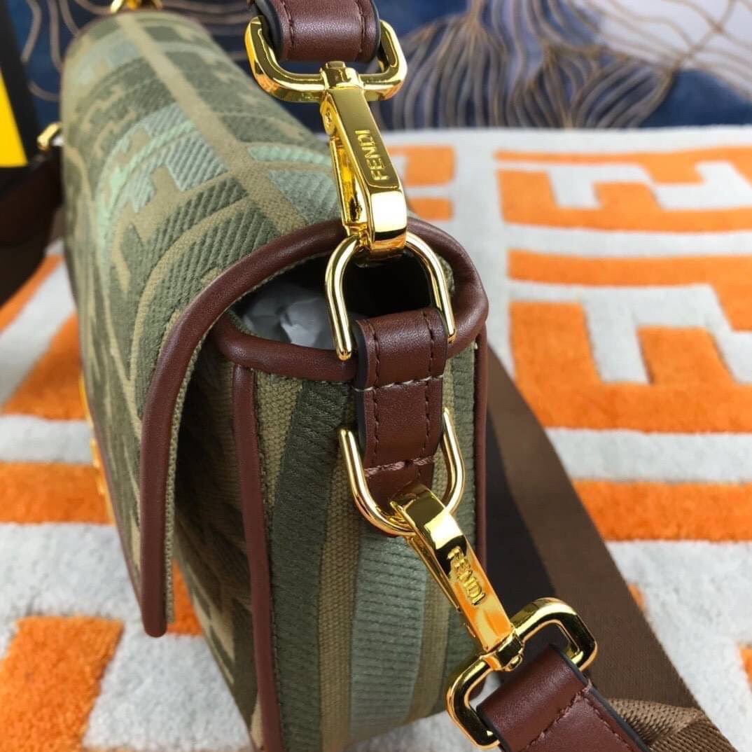 VIP GIFT 】FENDI BAGUETTE SUMMER 2021 CANVAS SHOULDER BAG กระเป๋าสะพายพรีเมี่ยมกิ๊ฟ หายาก สีคัลเลอร์ฟูลสุดใส โดดเด่น ดีไซน์ปั๊มโลโก้รอบใบ วัสดุผ้าแคนวาส ทนทาน มาพร้อมสาย 2 แบบ สำหรับคล้องแขน และสายครอสบอดี้สีทูโทน เปิด-ปิดด้วยกระดุมแม่เหล็ก ภายในเป็นช่องโล