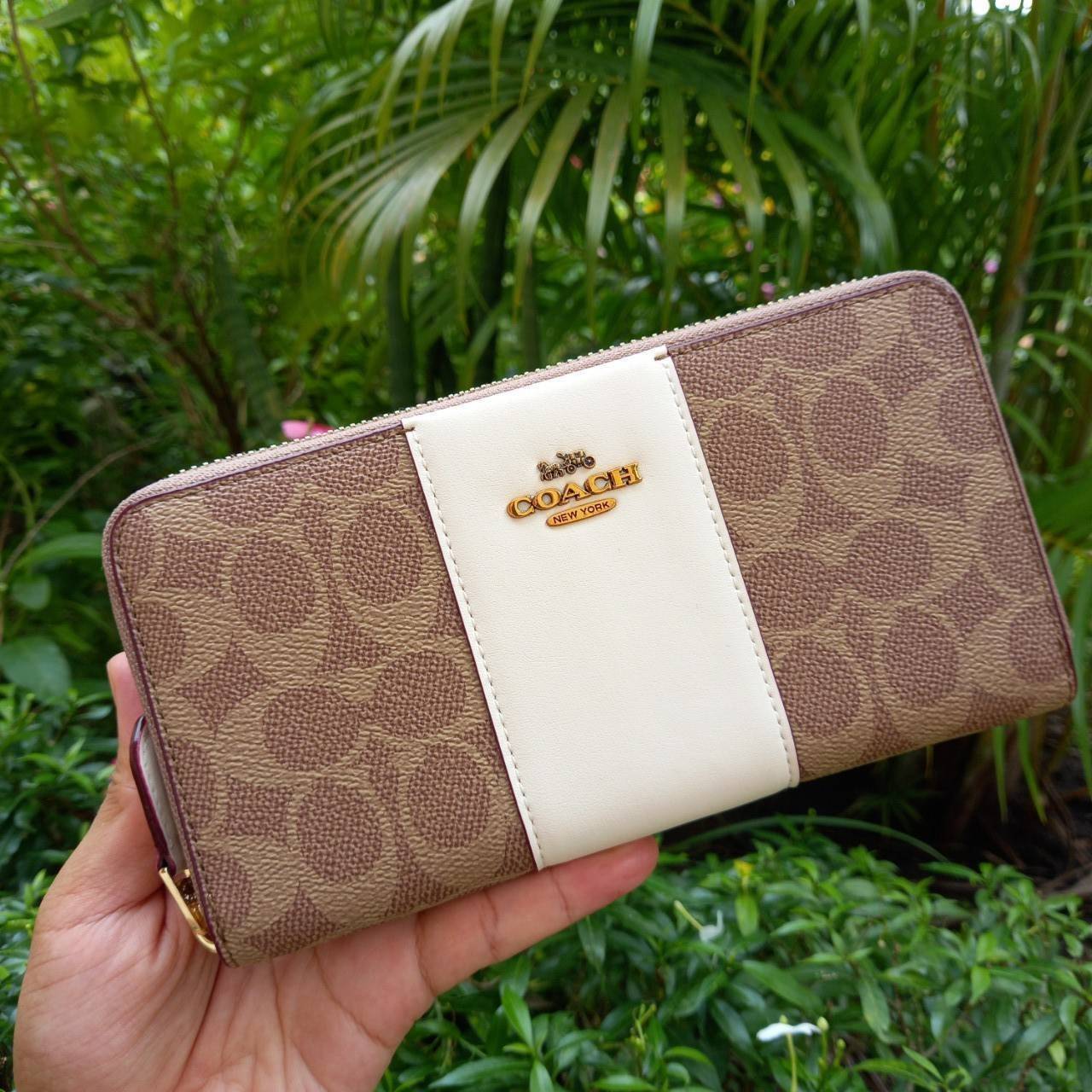 มาเท่าไหรก็ไม่เคยพอจริงๆ มีความต้องการกันถึงขีดสุด❣️😘>>COACH ACCORDION ZIP WALLET IN COLORBLOCK SIGNATURE CANVAS (COACH 31546)🍁กระเป๋าสตางค์ใบยาว ซิปรอบ //วัสดุหนังแคนวาสสลับหนังแท้ ดีไซน์สวย โดดเด่นลงตัวเป็นที่สุด ด้านในมีช่อ