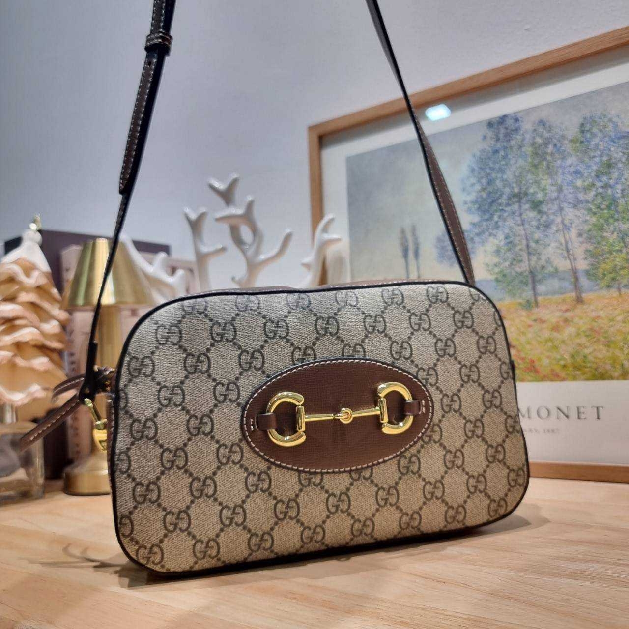 GG HORSEBIT 1955 SMALL SHOULDER BAG ที่สุดของความคลาสสิค กับกระเป๋าสะพายทรง camera ที่ใช้งานง่ายและคล่องตัว โดดเด่นด้วยอะไหล่โลโก้วินเทจเอกลักษณ์