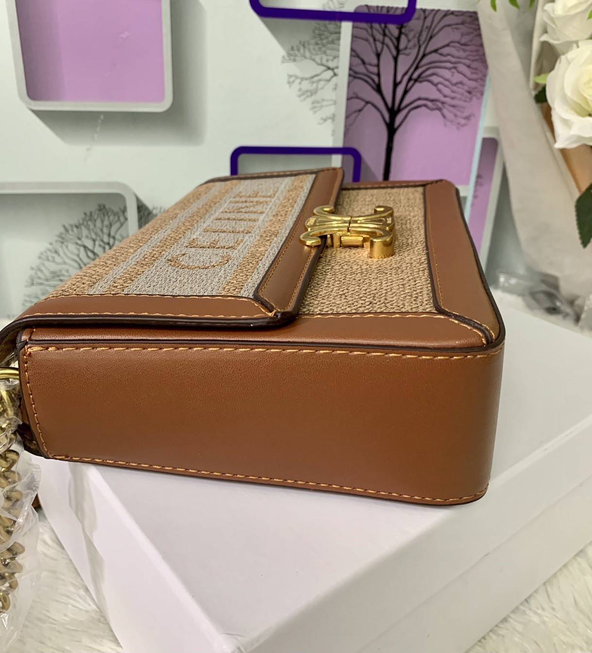 CELINE TRIOMPHE BAG VIP GIFT WITH PURCHASE (GWP) พรีเมี่ยมกิ๊ฟ Limited Edition จาก CELINE PERFUME DUTYFREE COUNTER วัสดุ Textile Canvas & CalfSkin ดีไซน์ทรงสี่เหลี่ยมผืนผ้า อะไหล่ทอง ด้านหน้าปักโลโก้แบรนด์เด่นชัด ด้านหลังมีช่องสำหรับใส่ของอีก 1 ช่อง สายสะ