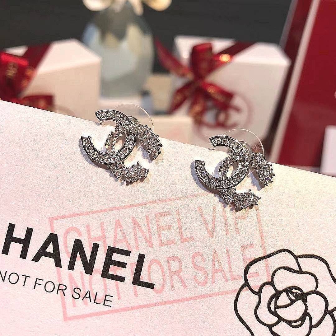 พรีเมี่ยมกิ๊ฟแท้ 100% 】CHANEL DOUBLE EARRING VIP GIFT WITH PURCHASE ORIGINAL PACKAGE (GWP) ชุดกิ๊ฟเซทของกำนัลสุดเลอค่าจากการแลกคะแนนสะสมสำหรับลูกค้า VIP CHANEL PARFUMS ไอเท็มหายากชวนสะสมมาเป็นชุดให้ถึง2แบบ2สไตล์สลับใช้ ดีไซน์สวยหรูเลอค่าสุดคลาสสิค
