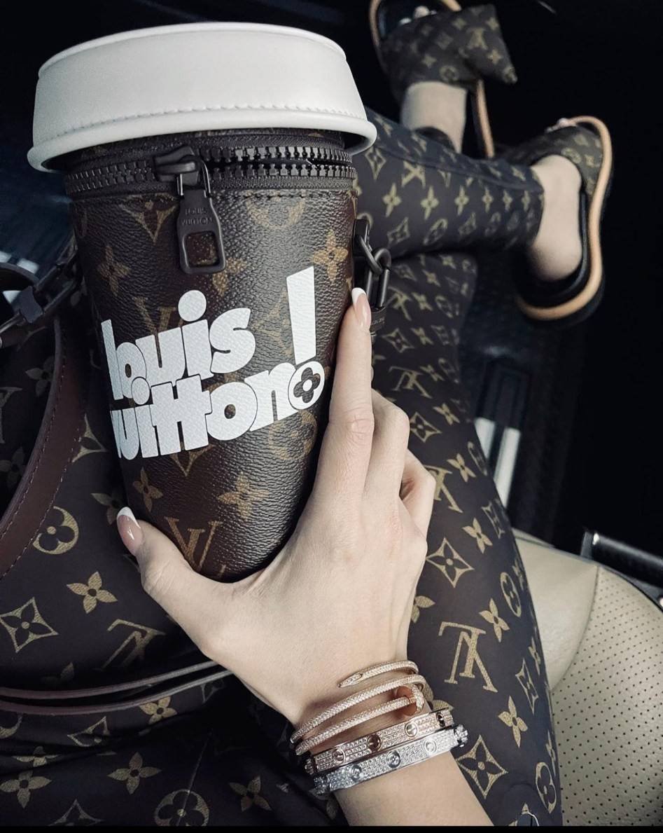 LOUIS VUITTON COFFEE CUP limited งานหนังแท้สวยมาก ใส่โทรศัพท์ได้ มีพื้นที่ว่างให้ใส่กระเป๋าตังค์ยาวได้อีกด้วย น่ารัก เก๋ๆ คูลๆ เลยค่าา