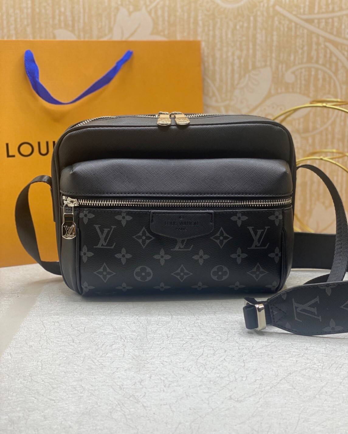 LV Messenger OUTDOOR Bag M30233 กระเป๋าแมสเซนเจอร์ กระเป๋าสะพายข้าง เป็นทรงที่ได้รับความนิยมอย่างมาก เนื่องจากมีขนาดกำลังดี พกพาสะดวกและมีดีไซน์หลากหลาย