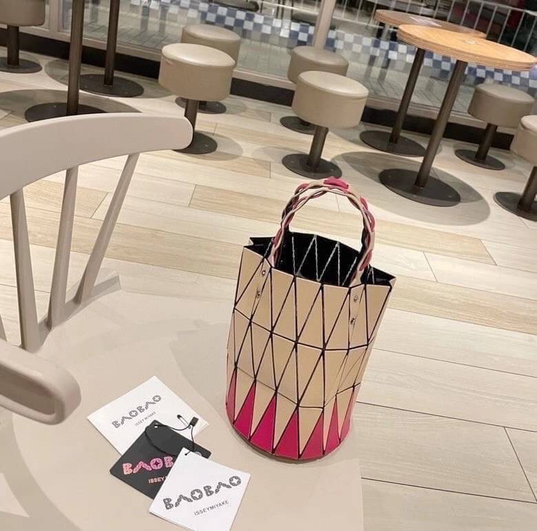 BAOBAO ISSEY MIYAKE BUCKET BAG / BAOBAO BASKET / ZIG-ZAG PATTERN TRIANGLE BASKET HANDBAG ภาพสินค้าถ่ายจากงานขายจริง ใช้งานต่างประเทศได้ค่ะ