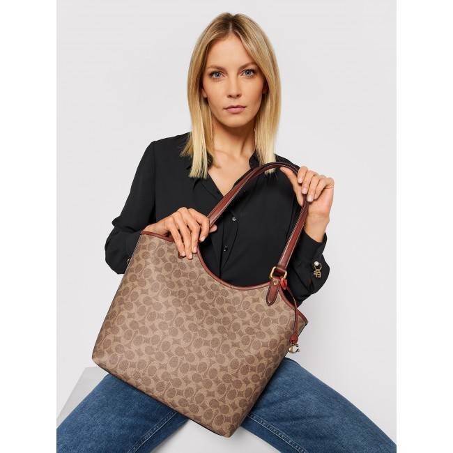 COACH C6336 DAY TOTE IN SIGNATURE CANVAS ใหม่ล่าสุด กับกระเป๋าทรงโท้ทใบใหญ่ สวยสะกดสายตา ด้วยดีไซน์ที่ดูเรียบง่าย แต่แฝงไปด้วยดีเทลเล็กๆ ที่เสริมให้ไอเท็มนี้ดูแพง พิเศษ กระเป๋าลูกใบเล็กอีกหนึ่งใบ พกติดกับกระเป๋า หรือจะเอาไปแยกใช้ก็ได้ วัสดุหนังแคนวาส สลับ