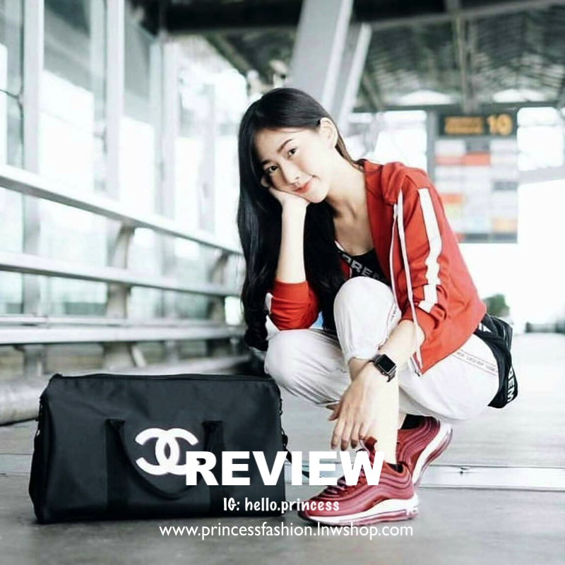 CHANEL Travel Bag กระเป๋าเดินทาง รุ่นสุดฮิตในหมู่ดาราเซเลปค่ะ วัสดุ NYLON เนื้อหนาสีดำด้านหน้ามีโลโก้ CC สีขาว ใบใหญ่จุใจสามารถใส่เสื้อผ้ารองเท้าของใช้ได้เยอะ น้ำหนักเบา กันนำ้ดูแลรักษาทำความสะอาดง่าย