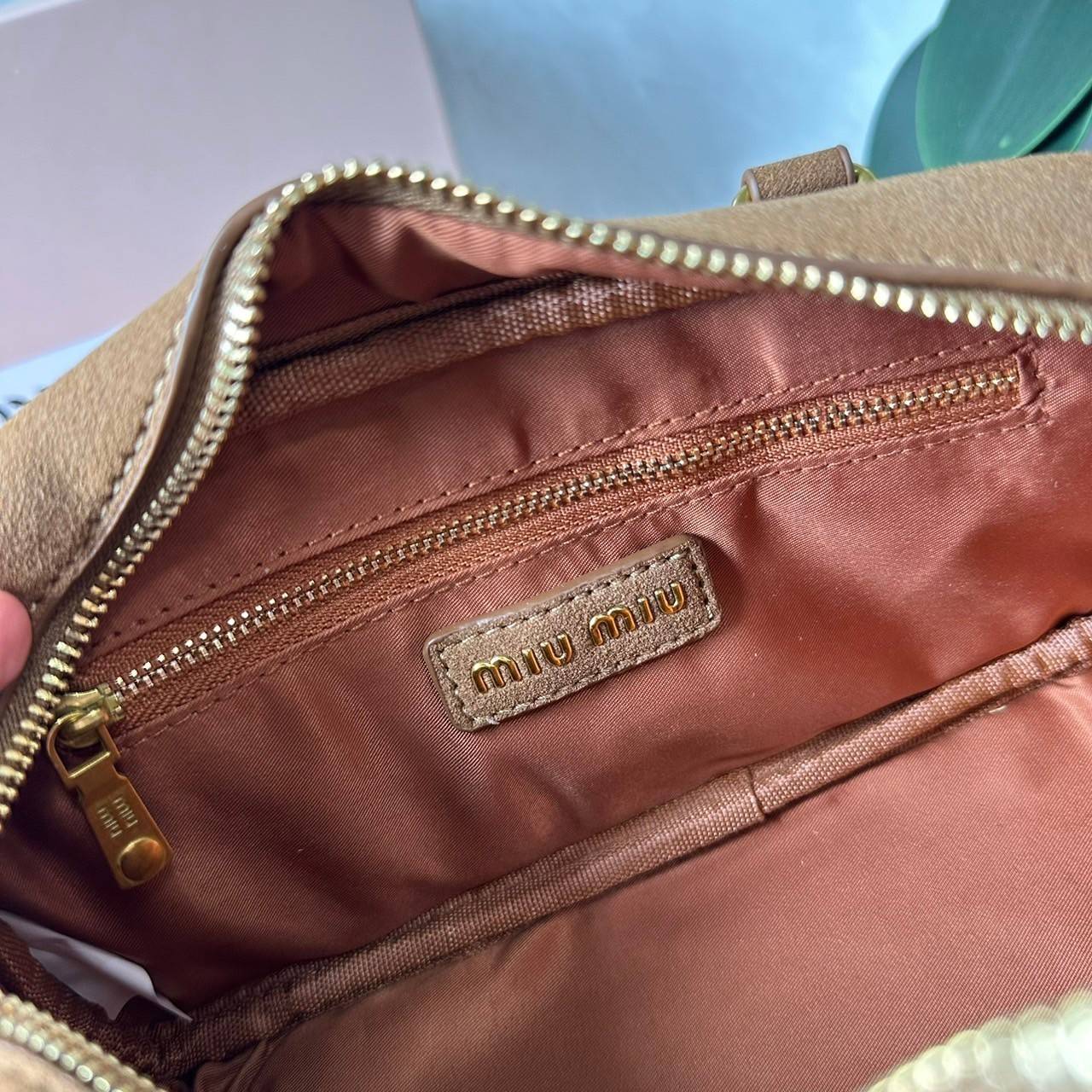 MIU MIU Arcadie padded suede top-handle bag กระเป๋าถือ/สะพาย คอลใหม่ล่าสุด รุ่นฮอทดีไซน์เหลี่ยม งานกำมะหยี่หนังกลับสวยละมุน น่ารักน่าใช้มากค่ะ