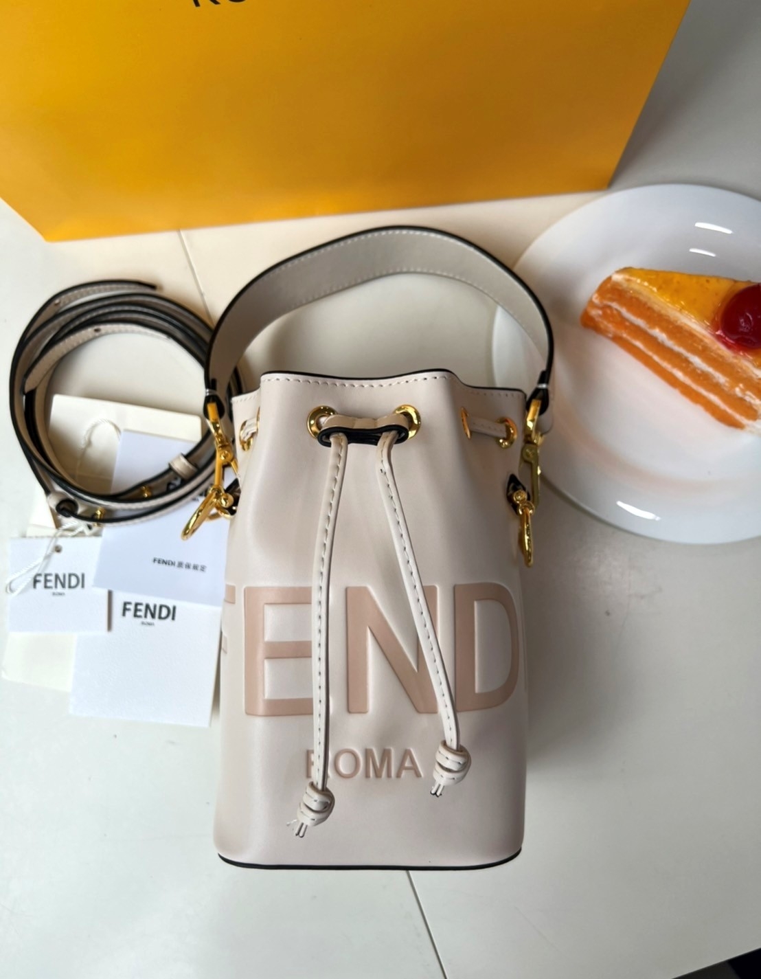 FENDI Mon Tresor Mini Leather Bucket Bag / FENDI Bucket Bag พร้อมส่ง กระเป๋าถือหรือสะพายข้างทรงบัคเก็ต ทรงขนมจีบ ลายแบรนด์ อะไหล่ทองหรูหรา