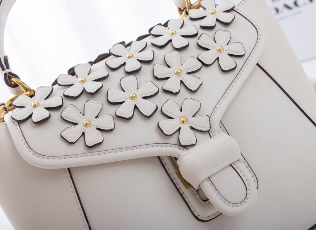 Coach Courier Carryall 23 With Floral Applique สินค้าใหม่ทรงน่ารัก ใช้แล้วดูแพงมากกก มีช่องใส่ขนาดกว้าง ใส่ของได้จำนวนมาก แถมยังสามารถถือเก๋ๆ แบบคุณนาย พร้อมทั้งสะพายเป็น crossbody ก็ได้ โดดเด่นด้วยสีส้น ดูเก๋ไม่เหมือนใครจิงๆ เปิดปิดด้วยกระดุมหมุน ใช้แล้ว