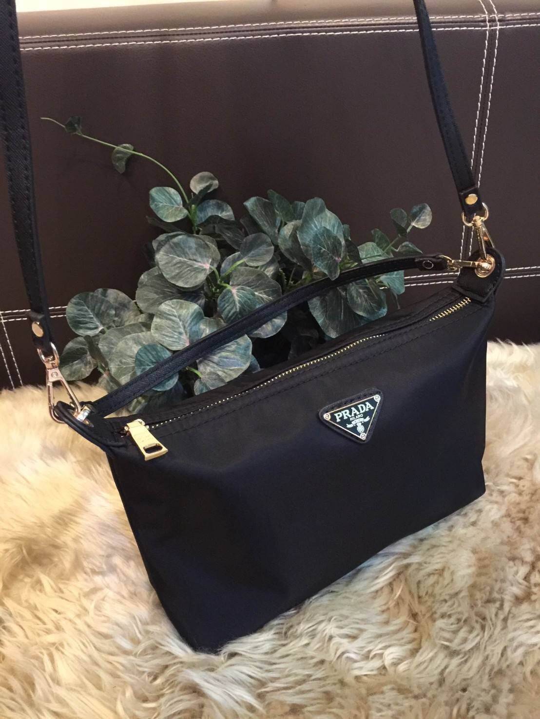 PRADA NYLON MINI SHOULDER BAG กระเป๋าสะพายทรงคลัชพรีเมี่ยมกิ้ฟจากเคาน์เตอร์ต่างประเทศรุ่น Limited edition ที่ฮ๊อตสุดๆวัสดุเป็น Nylon เนื้อหนาคุณภาพดีตามแบบฉบับของแบรนด์ ขนาดมินิกำลังดีน้ำหนักเบา ด้านหน้าประดับโลโก้แบรนด์อะไหล่ทองหรู ภายในมีช่องซิปและช่องใ