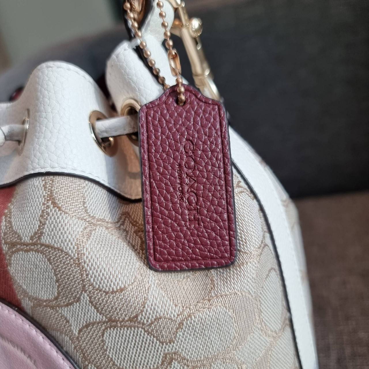 OUTLET 】COACH DEMPSEY DRAWSTRING BUCKET BAG IN SIGNATURE JACQUARD WITH STRIPE AND COACH PATCH C4101 C4102 พี่สาวใบใหญ่สุดสวยมาแล้วจ้า!! กระเป๋าทรงถังไซส์ใหญ่ ที่สาวๆรอคอย ใช้งานง่ายด้วยการรูดหนังปิดรอบปากกระเป๋า ทุกอย่างลงตัวที่สุด!! โดดเด่นด้วยลวดลายสีสั