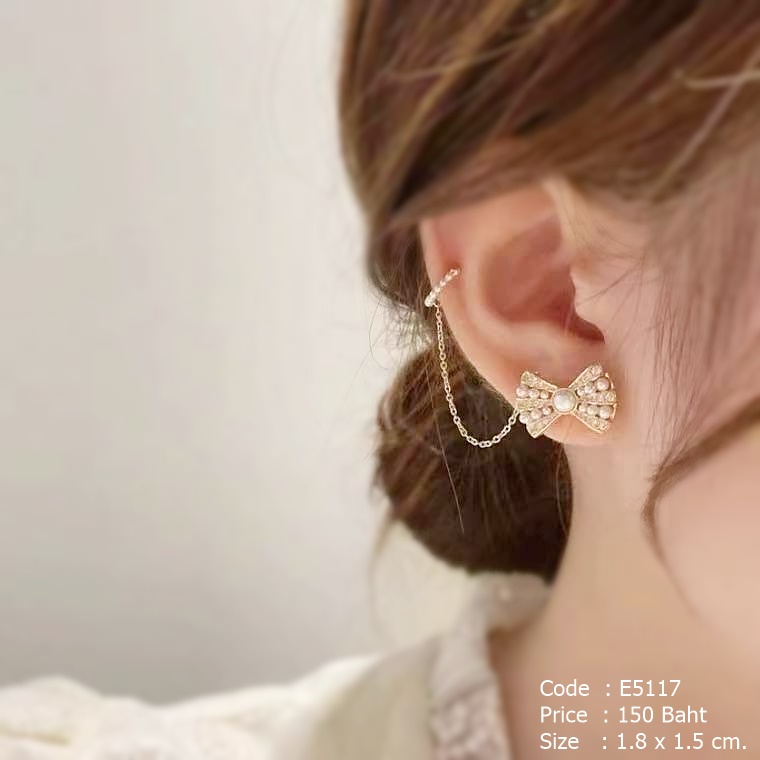 ต่างหูโบว์ฝังเพชรและมุก ห้อยโซ่ทองปลายห่วงฝังมุก ตัวเรือนสีทอง