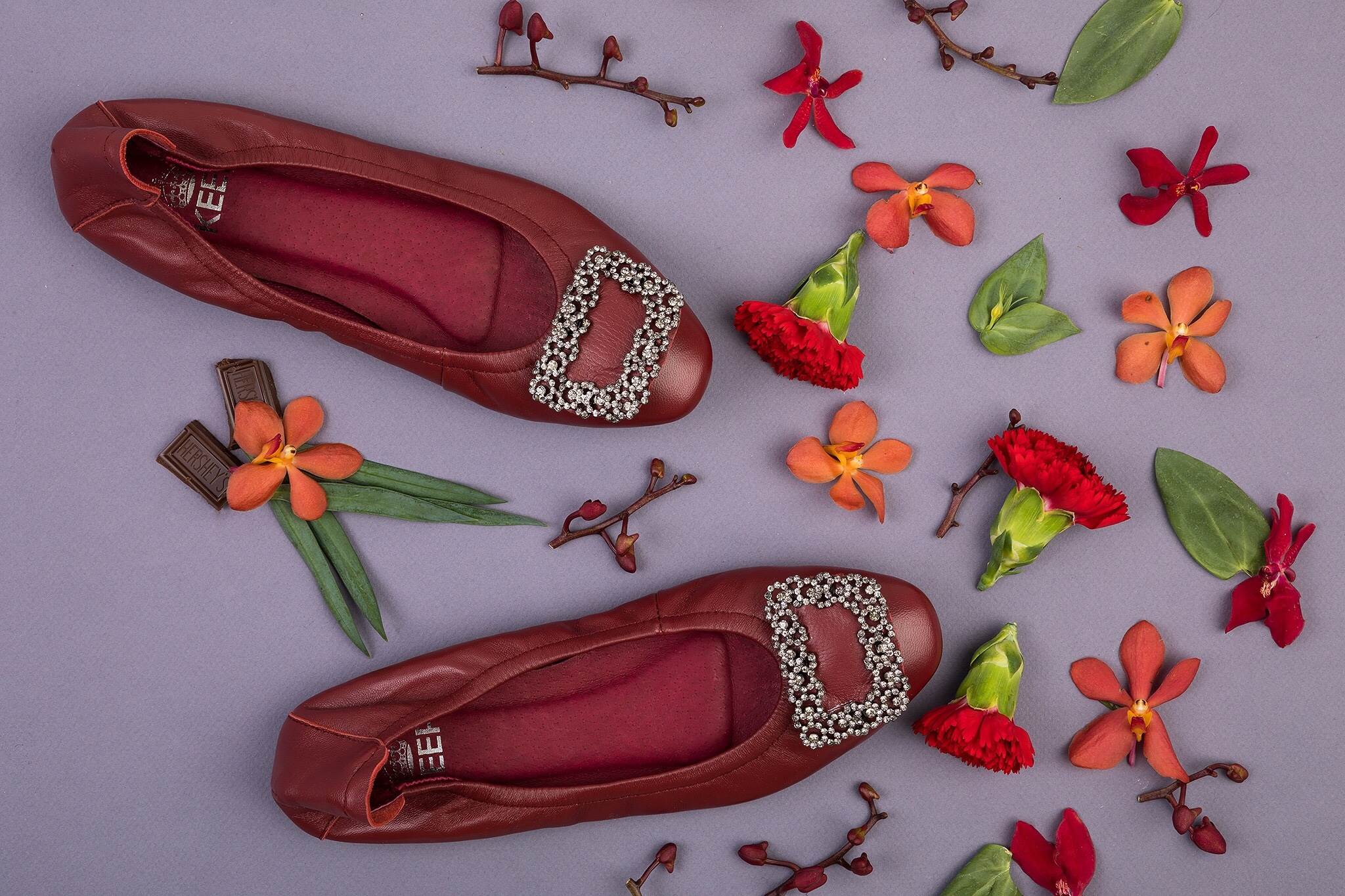 New In กับรองเท้า KEEP รุ่น BALELA FLAT SHOES ดีเทลรองเท้า = รองเท้า หนังแกะแท้ทั้งคู่ ( ด้านนอก และ ซับในด้านใน ) ผิวสัมผัสละเอียด ใส่แล้วสบายเท้ามากๆ มากๆค่า =รุ่นนี้ หน้าเท้ากระชับเก็บรูปเท้า เน้นช่วงเท้าเรียวขึ้น = พื้นรองเท้า เสริมแผ่นรองเท้า หนา - น