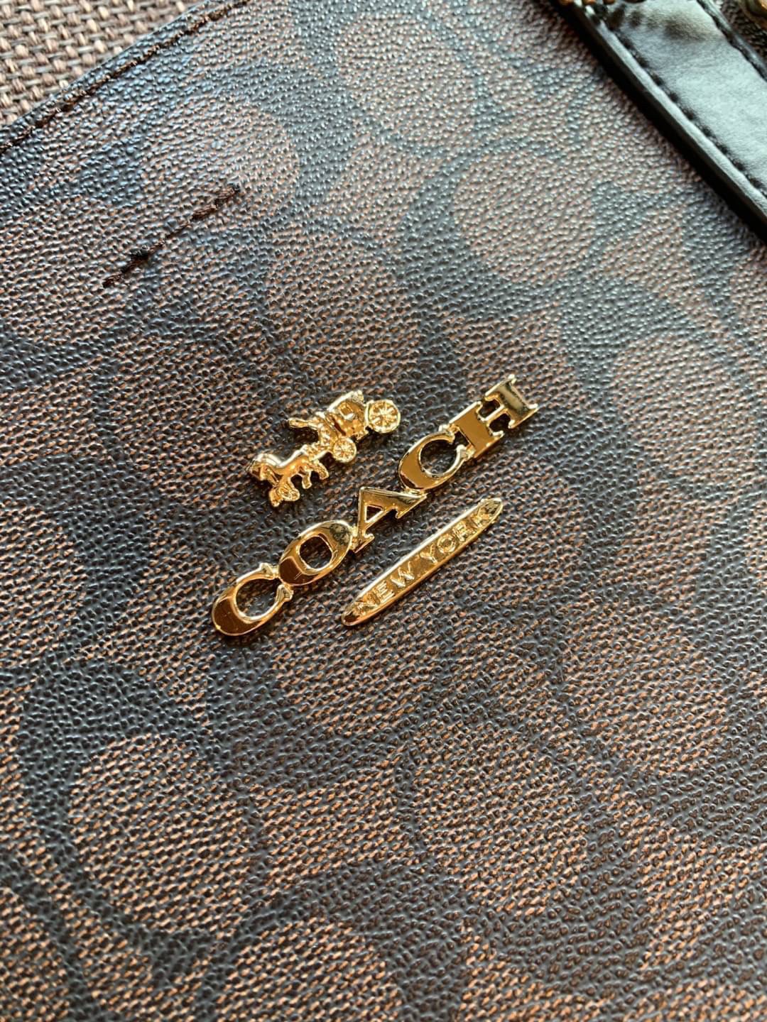 COACH TOWN TOTE SIGNATURE BAG((76636)) พร้อมส่งอีกครั้ง! กระเป๋าใบใหญ่หนังแท้ สวยงามค่ะ ป้ายอะไหล่แบรนด์แบบโลหะสีทองสวยหรูมากๆ เปิดปิดกระเป๋าแบบกระดุมแม่เหล็ก ใช้งานง่าย ภายในกว้างมากๆค่ะบอกเลย สาวๆที่สัมภาระเยอะหายห่วงค่ะ พร้อมช่องกระเป๋าซิปให้ใส่มือถือห