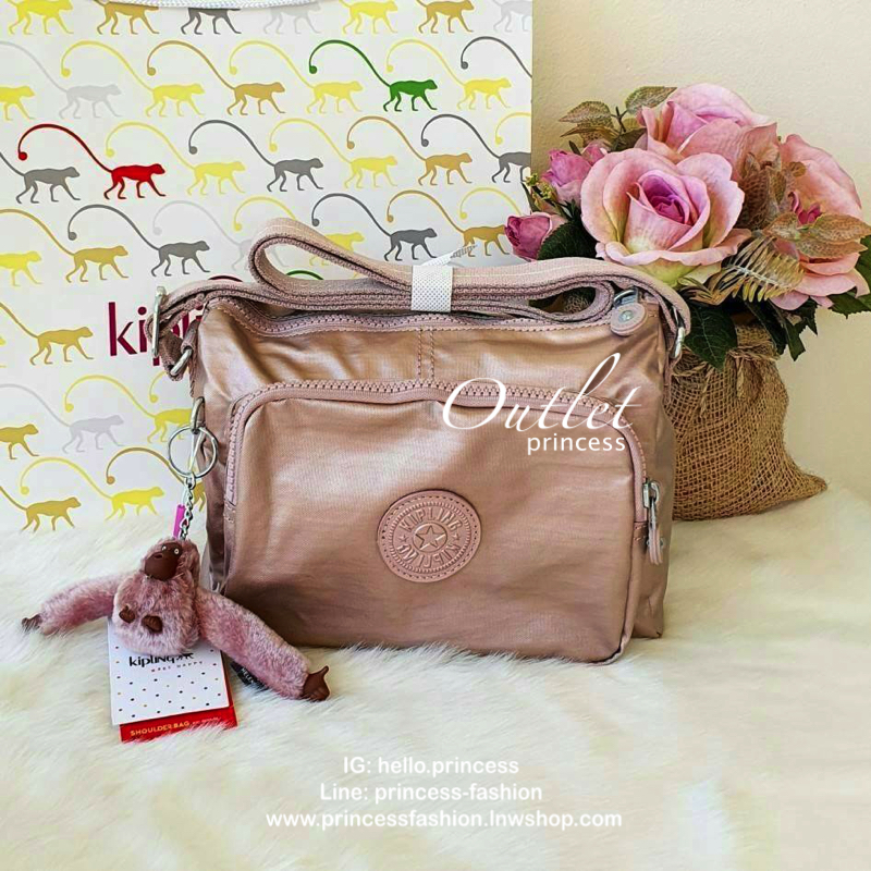 KIPLING RETH(K13549) กระเป๋าทรงสวยรุ่นยอดนิยม ขนาดกำลังดี มีช่องใส่ของหลากหลายช่องทำให้เก็บของได้เป็นสัดส่วน จุสัมภาระได้ดีเลยค่ะ สายสะพายปรับระดับสั้น-ยาวได้ สามารถสะพายพาดลำตัวได้นะคะ ห้ามพลาดเลยค่ารุ่นนี้