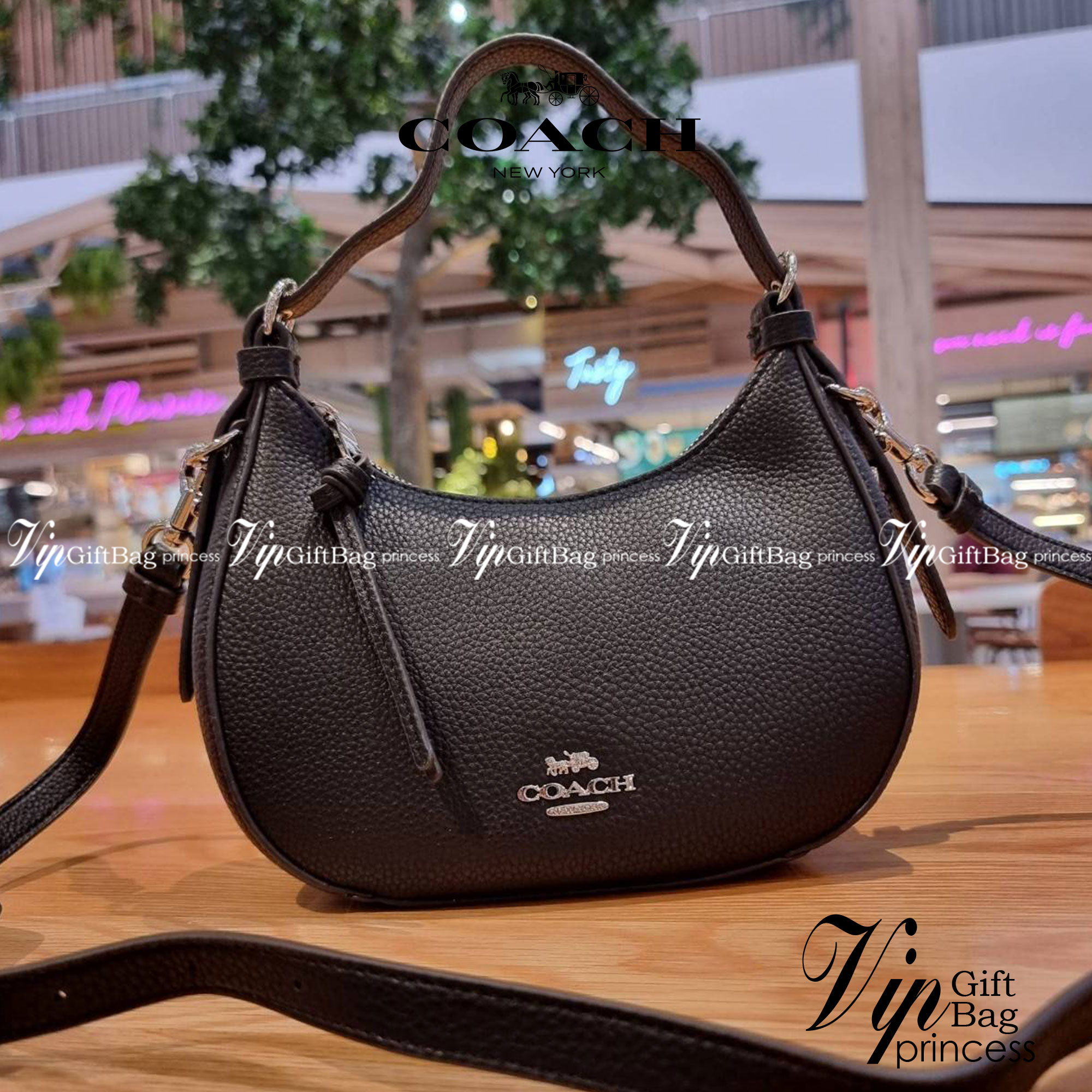 COACH C6807 KLEO HOBO IN SIGNATURE CHAMBRAY ใหม่ล่าสุด คอลเลคชั่นสุดคิ้วท์ ที่สาวๆต้องหลงรัก กระเป๋าสะพายทรงโฮโบ ที่ดีไซน์มาให้ปรับใช้งานได้หลากหลาย วัสดุหนัง pepble สวยหรู รูดเปิด-ปิดด้วยซิป ภายในเป็นช่องโล่ง สายคล้องสามารถถอดออกใส่สายยาวสะพายข้างได้ หรื