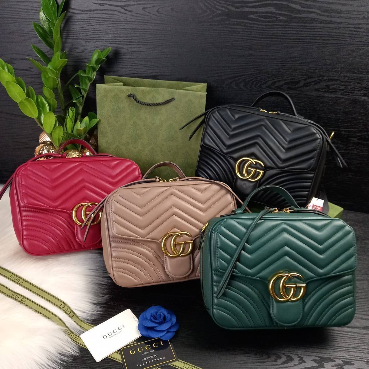 VIP GUCCI GG MARMONT TOP HANDLE SHOULDER BAG / BOLSA GG MATELASSE กระเป๋าถือ กระเป๋าสะพาย คอลเลคชั่นสุดหรู มาพร้อมสายสปอร์ตสะพายยาว สามารถปรับระดับได้ ถอดได้ เป็นอีกรุ่นที่โดดเด่นมากๆ การใช้งานคล้องตัวสุดๆ โดดเด่นด้วยโลโก้ GG ขนาดใหญ่เป็นเอกลักษณ์