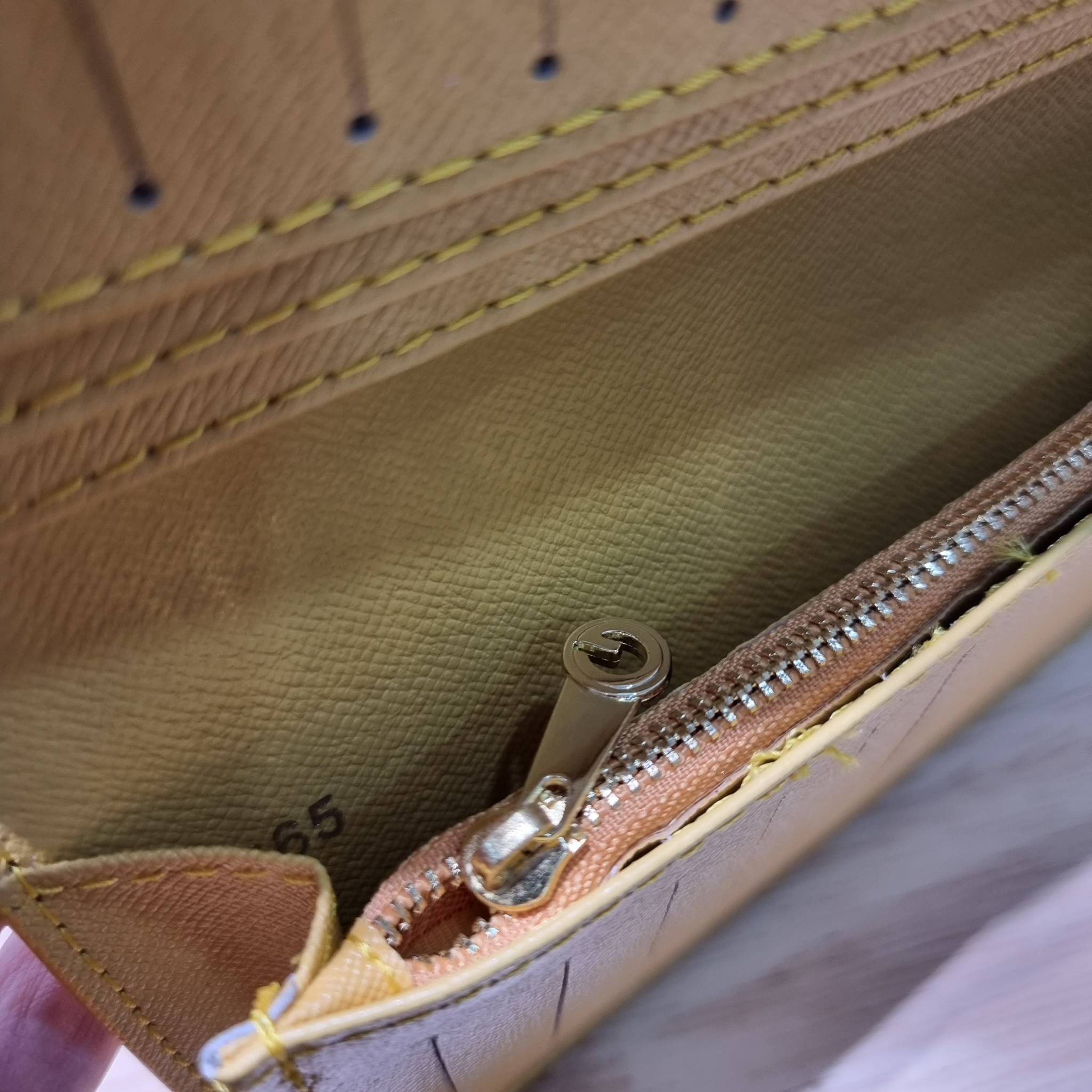 Goyard Bi Fold Long Wallet / GOYARD FLAP WALLET / Goyard Long Wallet กระเป๋าสตางค์ใบยาว รุ่น unisex ที่ใช้ได้ทั้งหนุ่มๆและสาวๆ ไอเท็มนี้ตอบโจทย์สำหรับคนที่ชอบเก็บบัตรเยอะๆ