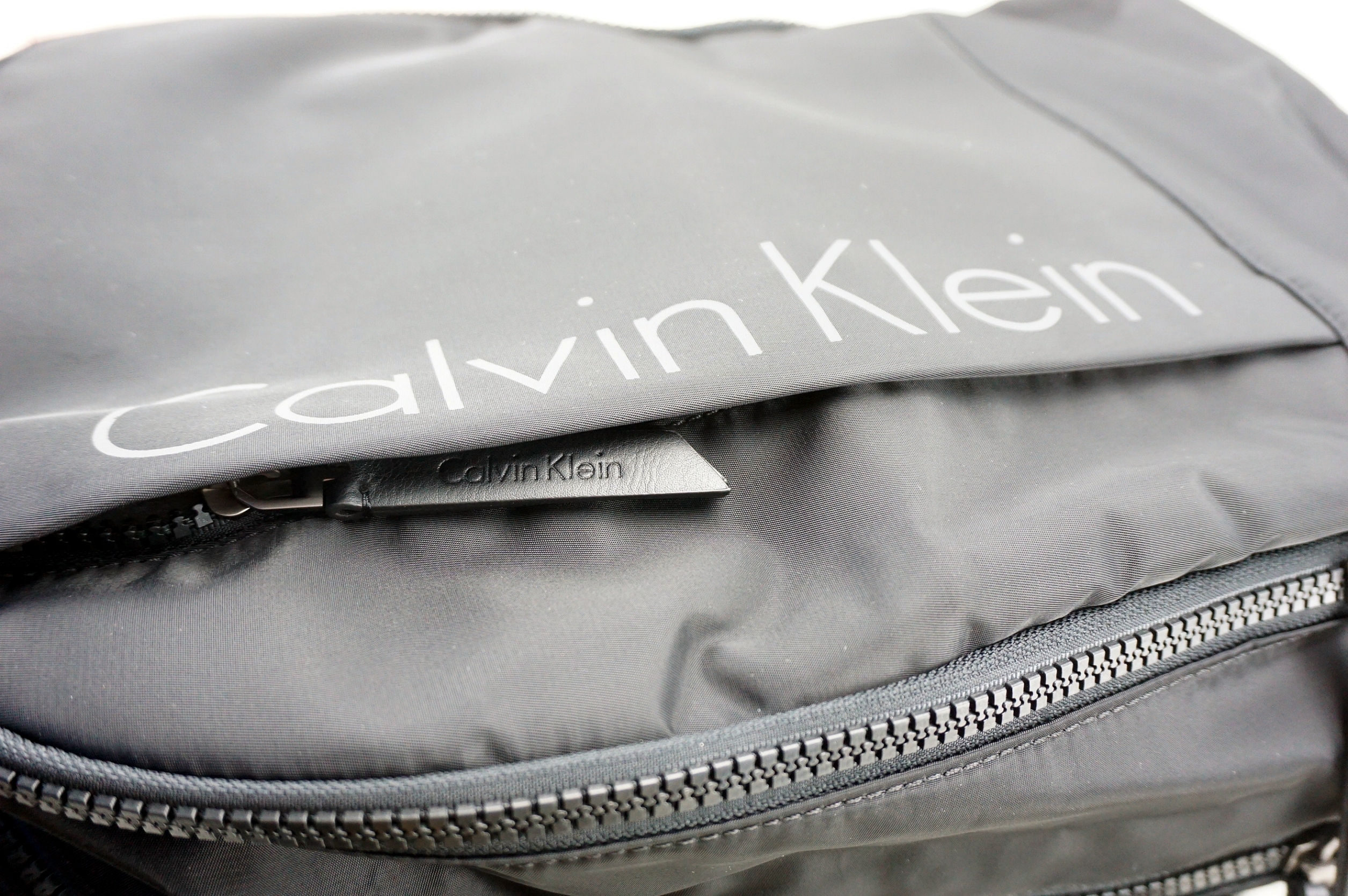 Calvin Klein Jeans back pack กระเป๋าเป้ดีไซน์เท่ห์ วัสดุ Nylon + Polyester 100 % - น้ำหนักเบา มีช่องด้านหน้าเปิด ปิดกระเป๋าด้วยซิป - ด้านหน้าสกรีน logo brand - หัวซิปปั๊มโลโก้แบรนด์ - ภายในกว้าง ใส่ Laptop, A4 ได้หมด - ภายในมีช่องซิปเล็ก ให้แยกใส่ของจุกจิ