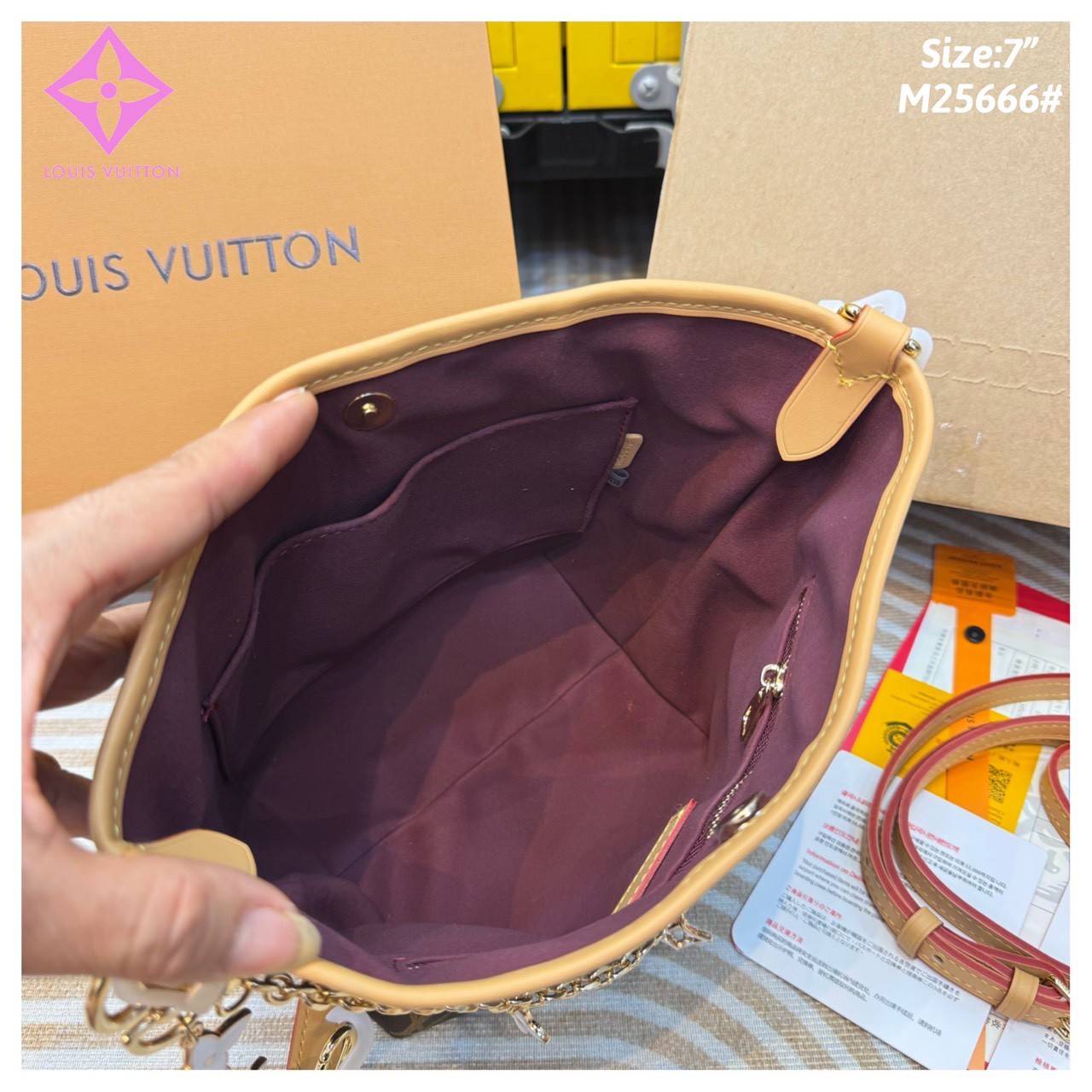 LV Bucket Shoulder Bag Monogram Canvas กระเป๋าสะพายทรงบัคเก็ต แต่งอะไหล่โซ่ทองพร้อมตัวห้อยสุดไอคอนิกยกระดับความหรูหรา คุ้มแบบไม่มีเบื่อ ดีไซน์คลาสสิคคงความเอกลักษณ์ ขนาดกำลังน่าใช้มากๆ