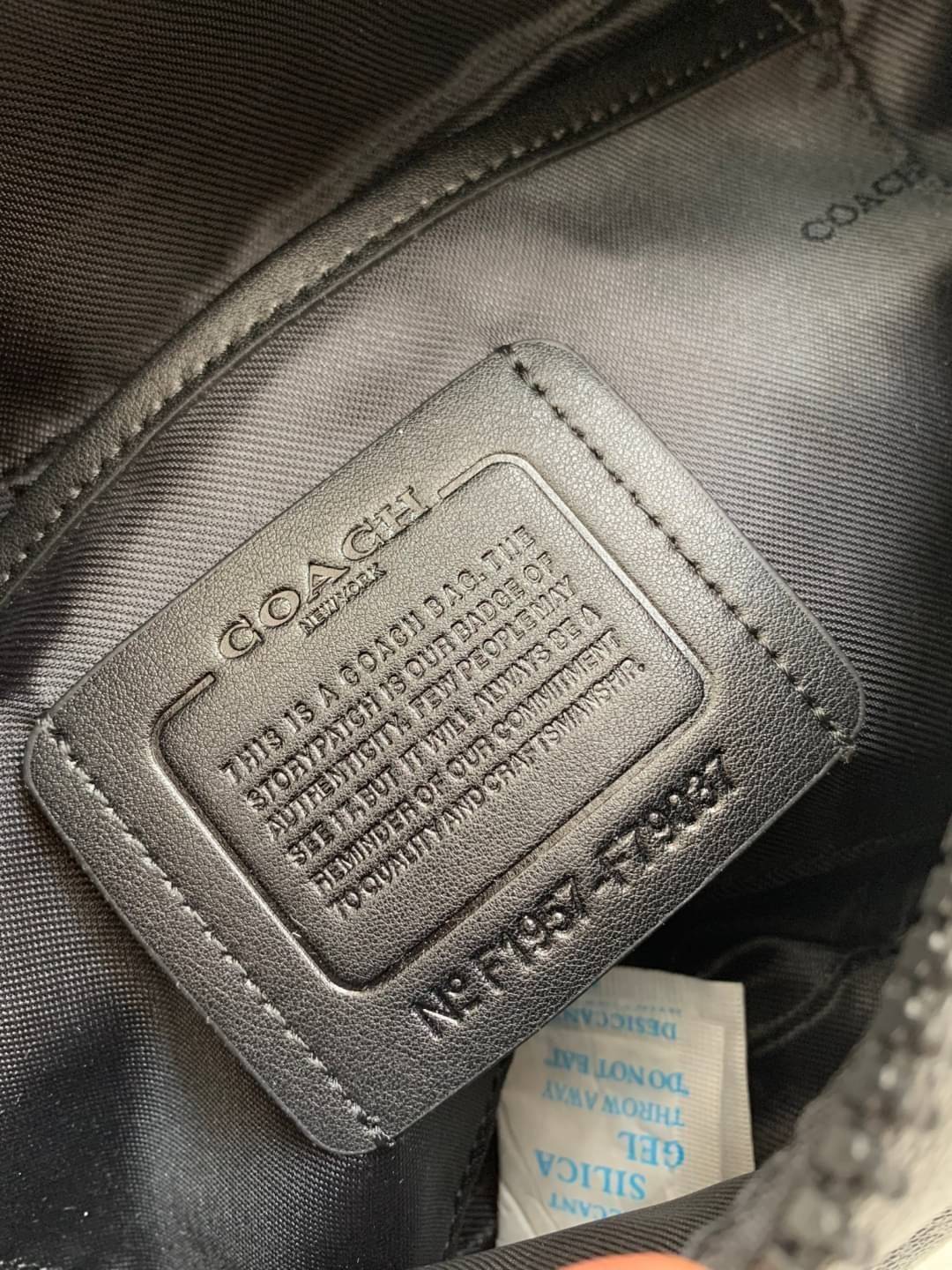 รุ่นที่หนุ่มๆต้องมีติดตัวค่ะ Coach Belt Bag ใบใหญ่คะ! ((79037)) กระเป๋าคาดอกด้านหน้า//คาดไปทางด้านหลัง//หรือคาดเอวได้ ตามแต่ความถนัดได้เลยนะคะ หนังแท้ นิ่มสวย มีช่องซิปหลักให้2ช่องใส่ของสำคัญได้ครบเลยนะคะ ใบใหญ่ใส่จุค่ะ! สายคาดเลื่อนปรับแบบฟรีไซด์ค่ะ 