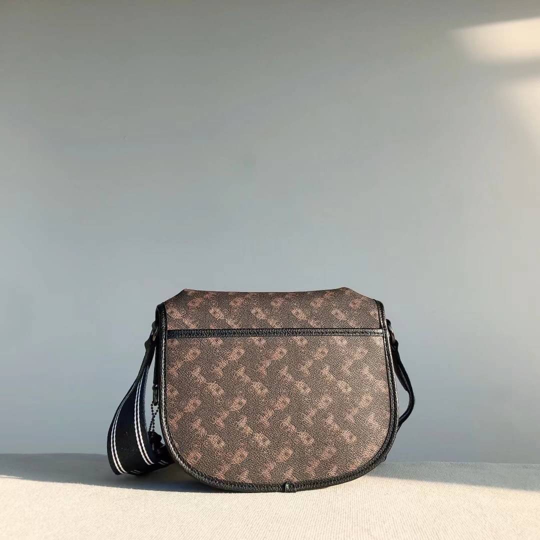 OUTLET 】COACH HITCH CROSSBODY WITH HORSE AND CARRIAGE PRINT พร้อมส่งที่ไทย