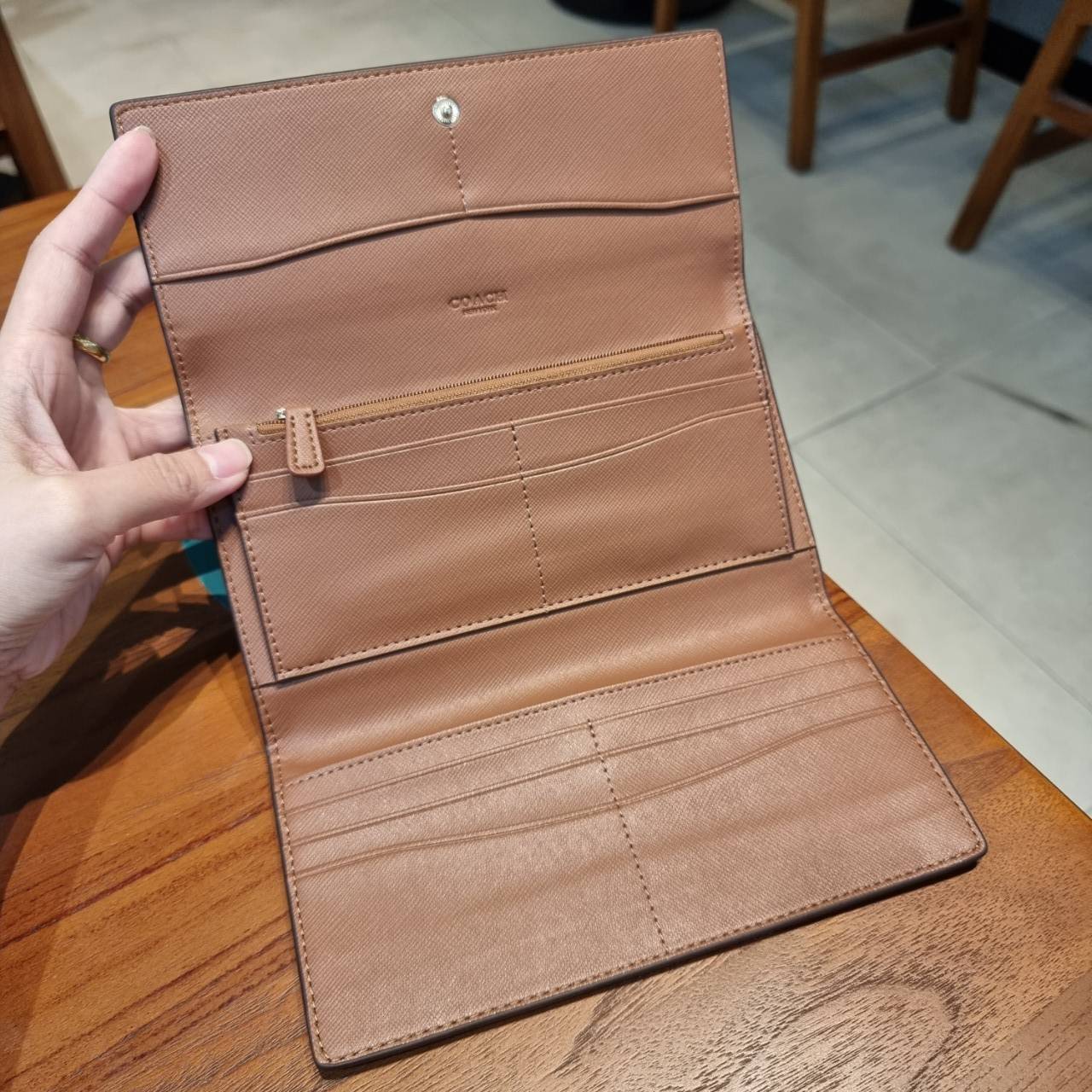 COACH F53763 TRIFOLD WALLET IN SIGNATURE กลับมาแล้วจ้า!! รุ่นขายดี!! 💓 ดีไซน์ใหม่ กระเป๋าสตางค์ใบยาว แถมที่ห้อยใส่บัตรแยกให้ (ถอดออกได้) น่ารักมากๆ ใช้งานง่าย เปิด-ปิดด้วยกระดุม ภายในใส่ธนบัตร ใส่บัตรได้เยอะ ใส่มือถือได้ไปอีก!! จุใจสุดๆ บอกเลยว่าใ
