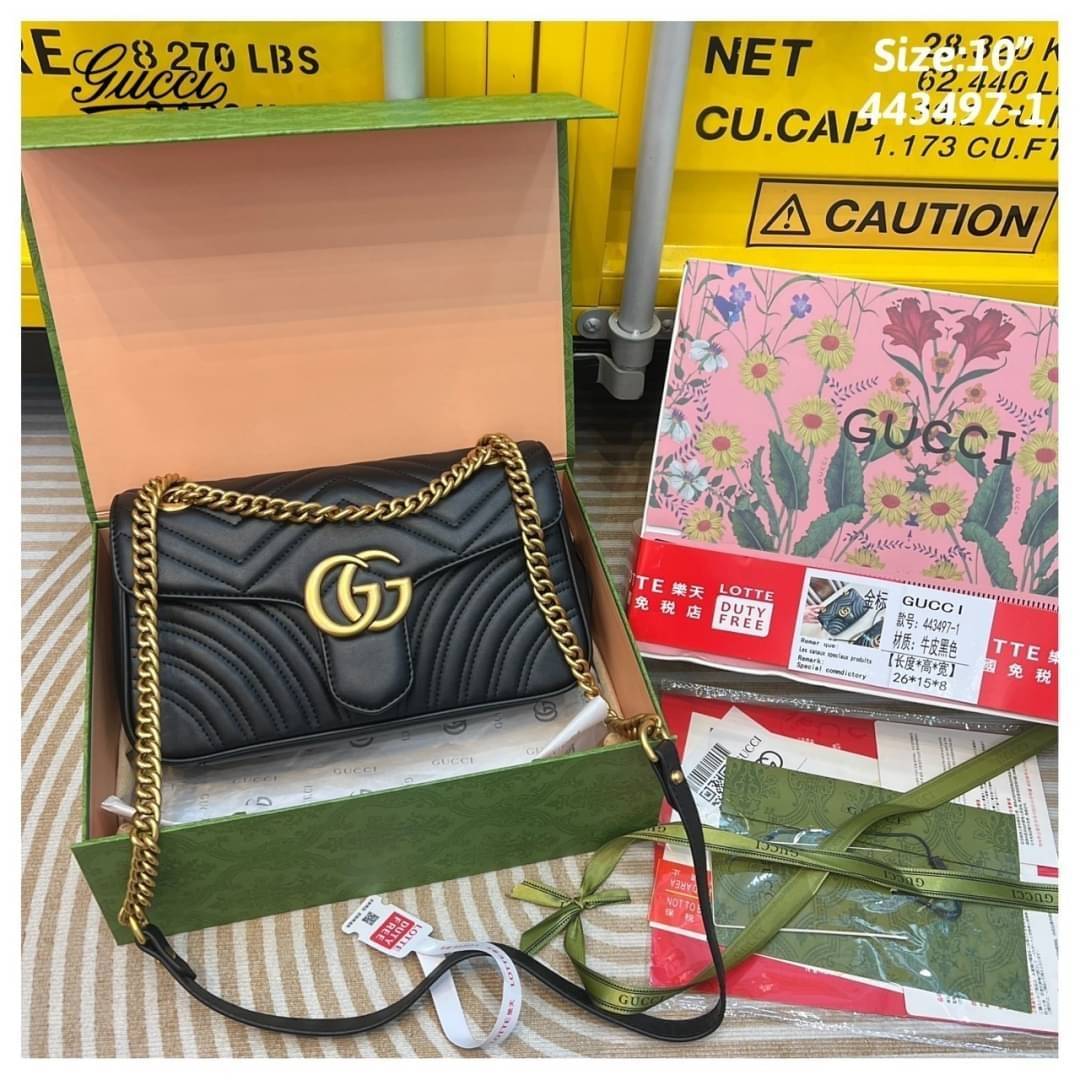 GUCCI GG Marmont shoulder bag กระเป๋าสะพายข้างรุ่นคลาสสิค สะพายขับผิว ดูแพง อัพลุคได้สบายๆ เปิด-ปิดด้วยตัวกดล็อคแน่นหนา ด้านหลังดีไซน์รูปหัวใจ